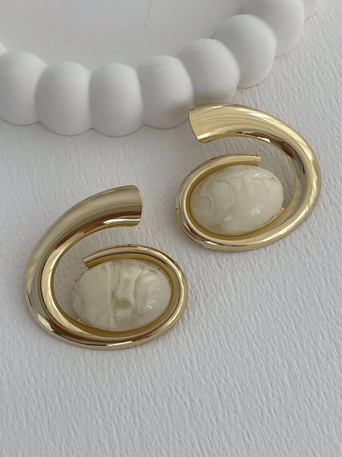 Özel Seri Krem Kemik Detay Oval Tasarım Gold Küpe