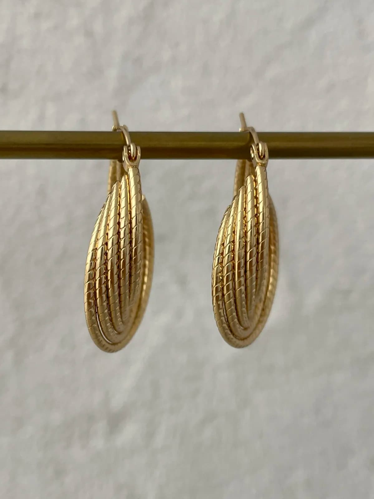 Çelik Kesik Çubuk Sarmal Tasarım  Gold Küpe