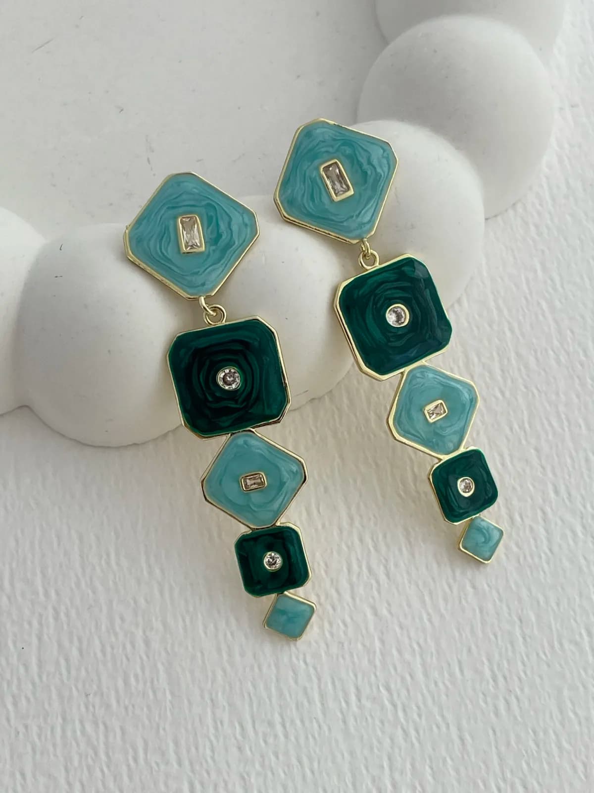 Özel Seri Baget Taşlı Geometrik Tasarım Yeşil - Gold Küpe