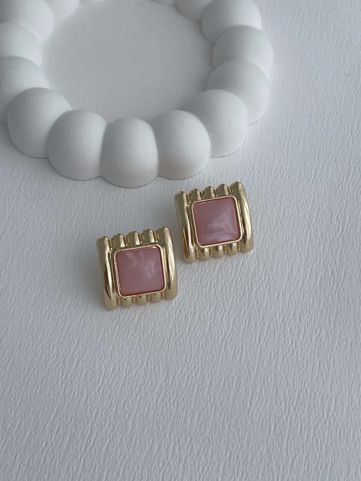 Özel Seri Pembe Kemik Detay Kare Tasarım Gold Küpe