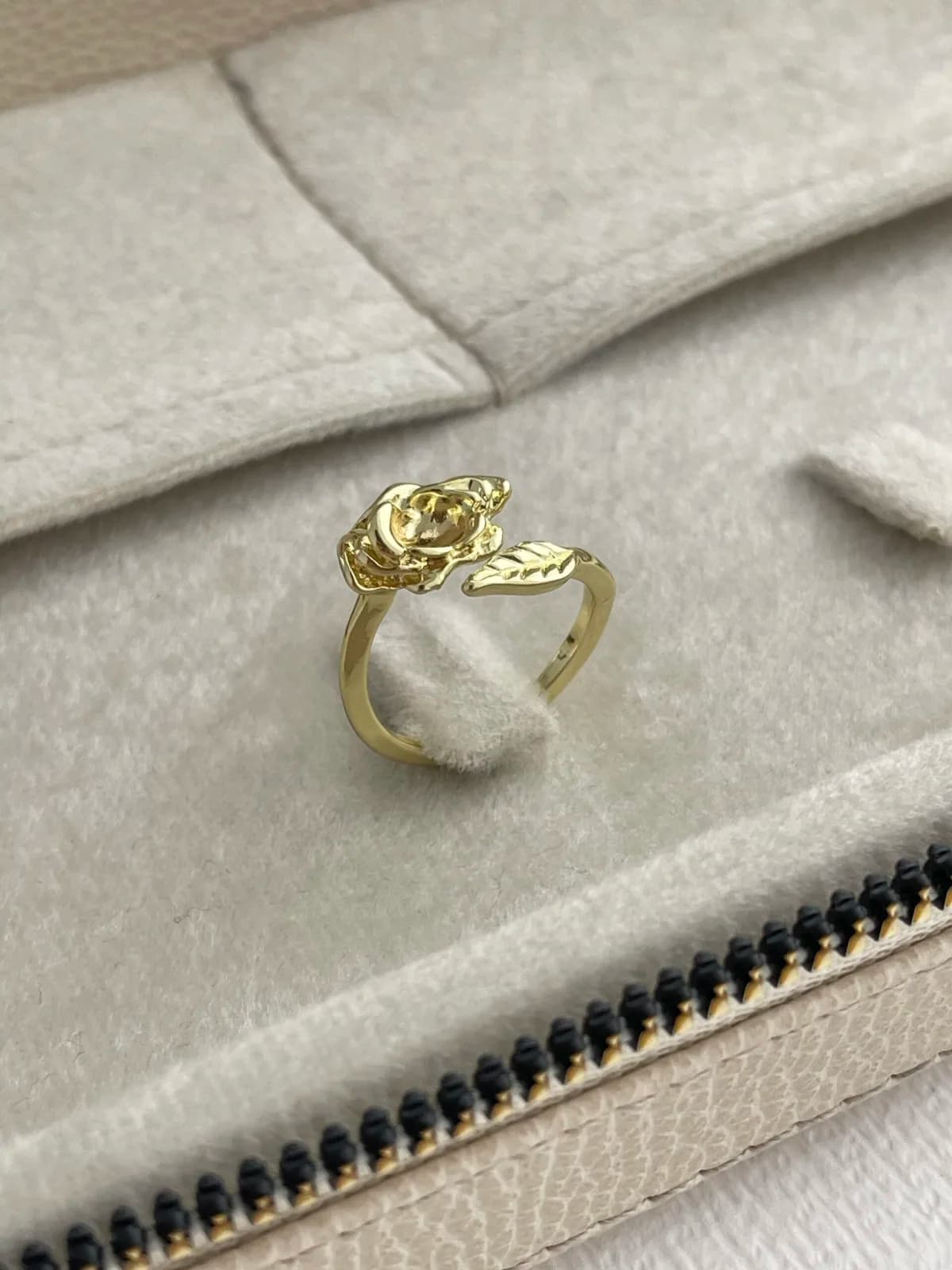 Özel Seri Pinterest Yapraklı Gül Tasarım Ayarlanabilir Gold Yüzük