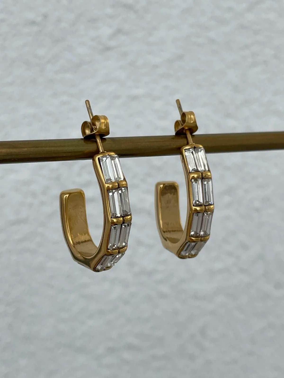 Çelik Baget Taşlı Oval Tasarım Gold Küpe