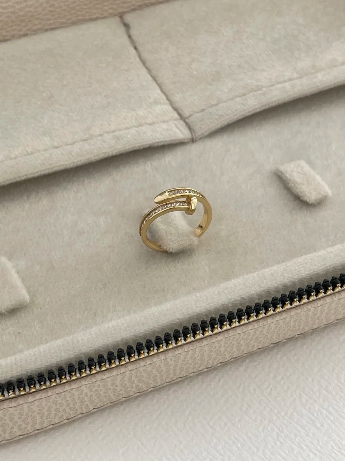 Özel Seri Baget Taş Çivi Tasarım Ayarlanabilir Gold Yüzük