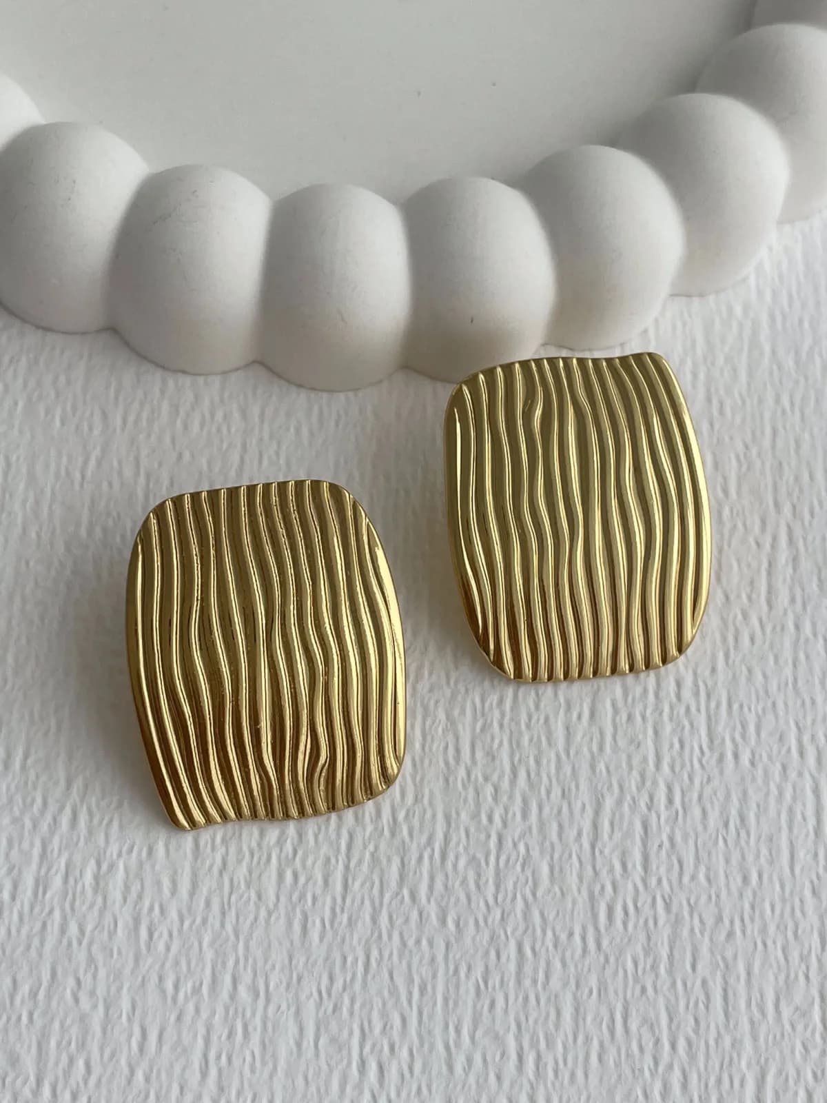 Çelik Dalgalı Desen Kare Gold Küpe