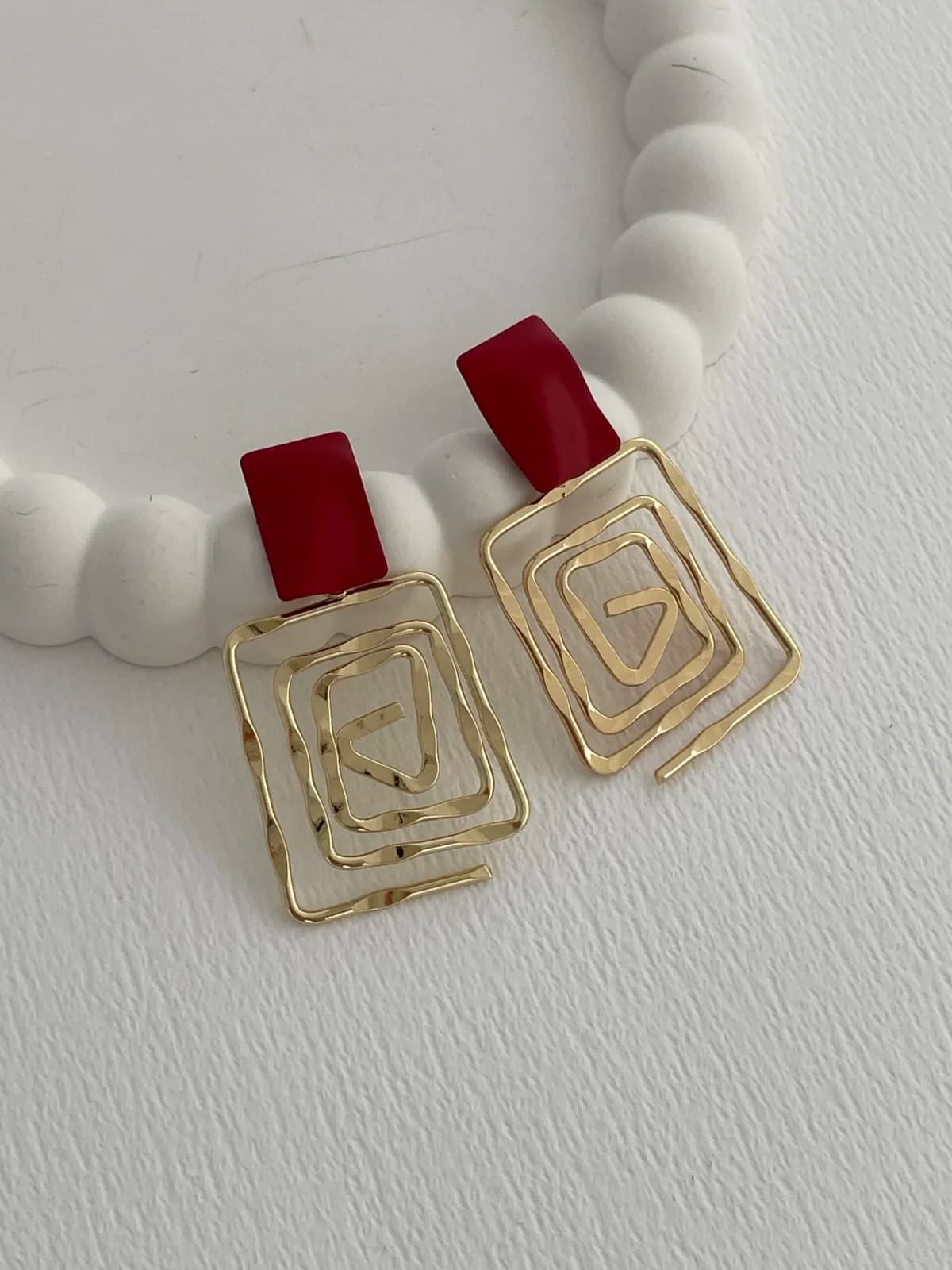 Özel Seri İç İçe Sarmal Geometrik Tasarım Kırmızı &amp; Gold Küpe