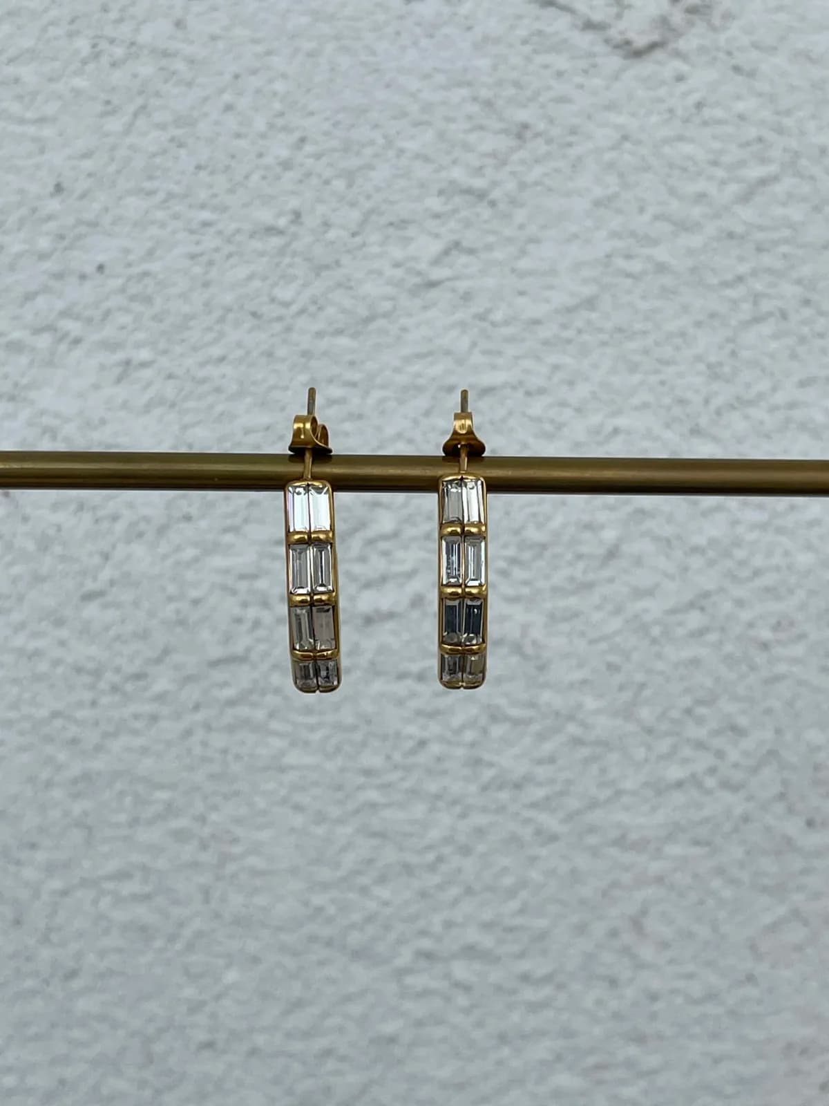 Çelik Baget Taşlı Oval Tasarım Gold Küpe