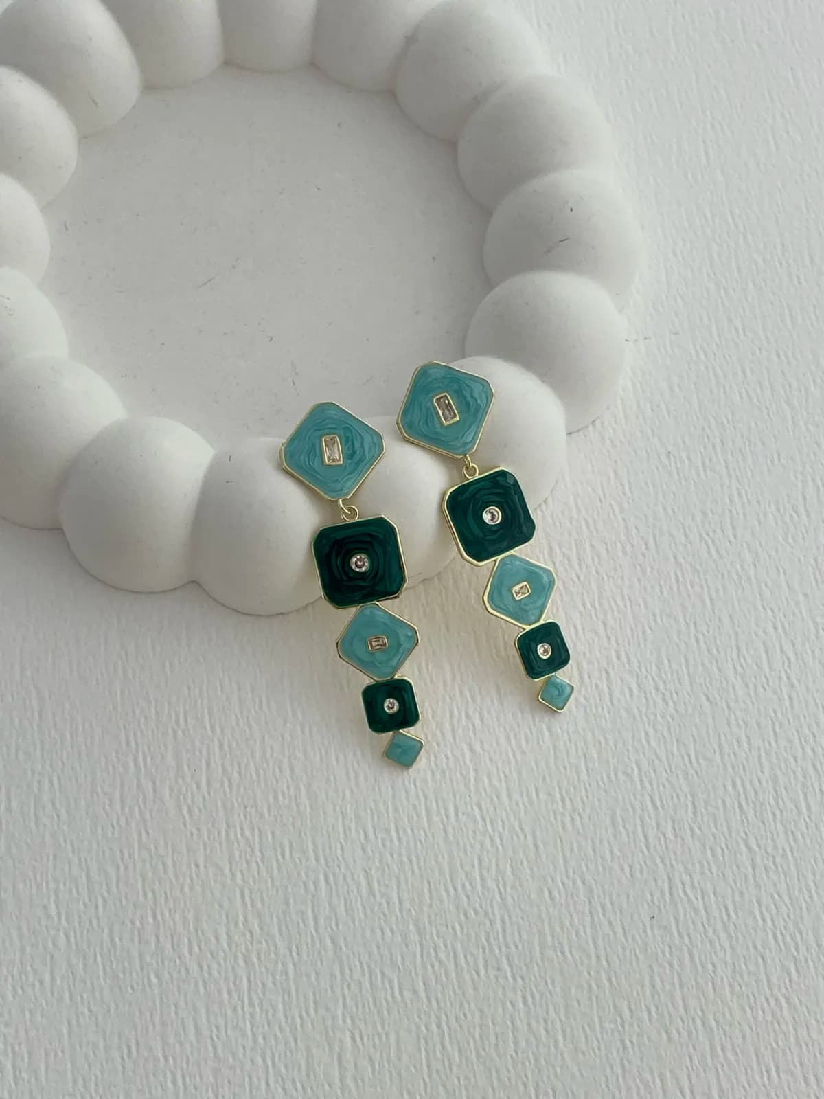 Özel Seri Baget Taşlı Geometrik Tasarım Yeşil - Gold Küpe