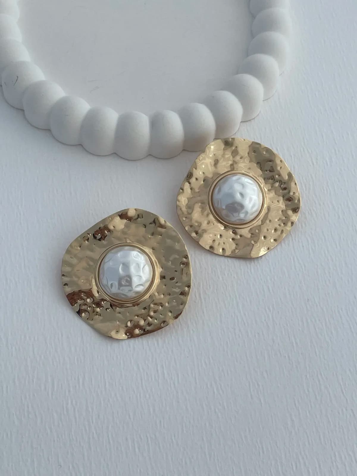 Özel Seri Desenli İnci Detay Yuvarlak Gold Küpe