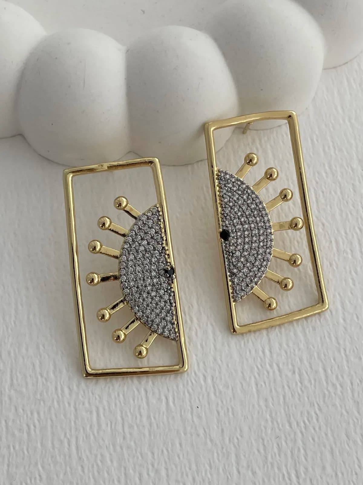 Özel Seri Zirkon Taşlı Yarım Güneş Tasarım Gold Küpe