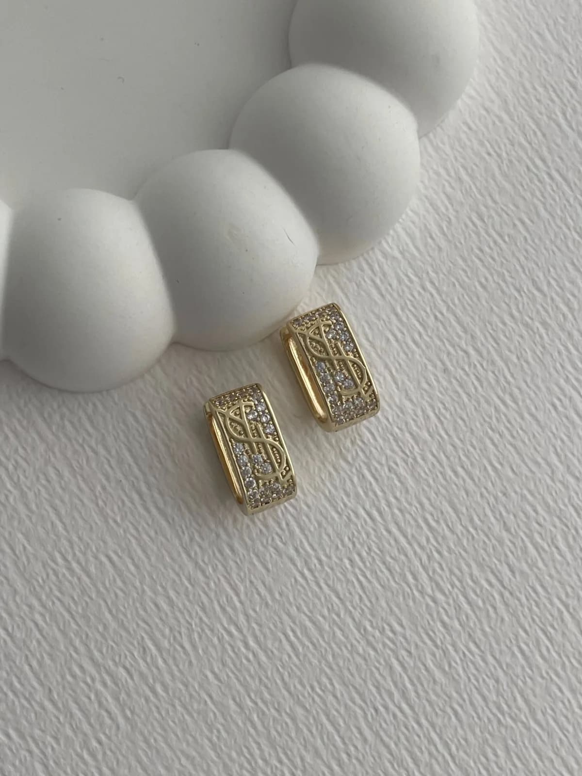 Özel Seri Marka Model Zirkon Taşlı Kare Gold Küpe