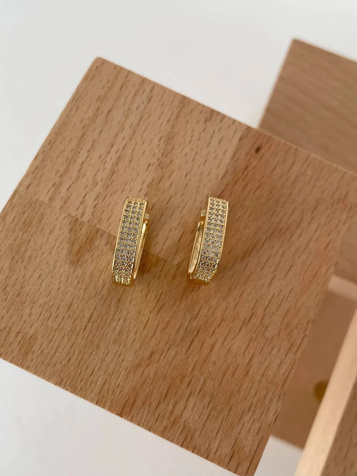 Özel Seri Zirkon Taşlı Kare Tasarım Gold Küpe