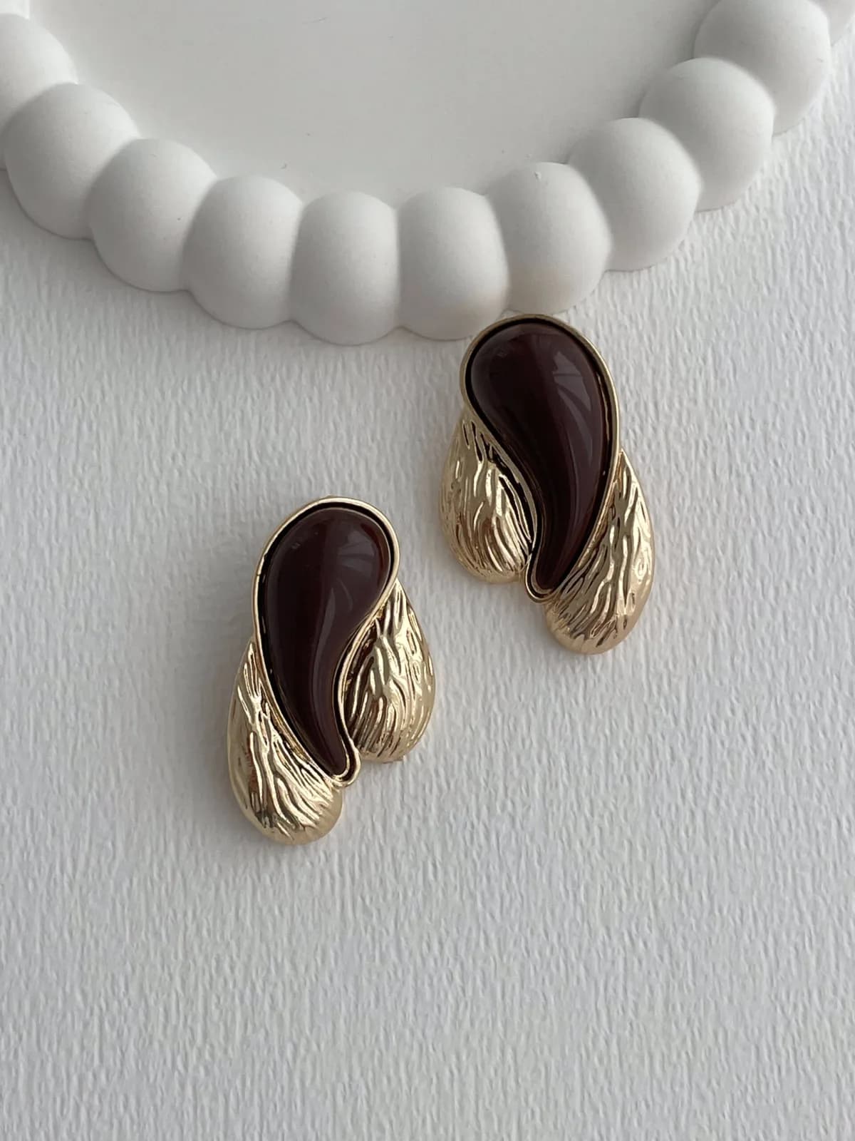 Özel Seri Üçlü Damla Model Kahverengi Mineli Desenli Gold Küpe