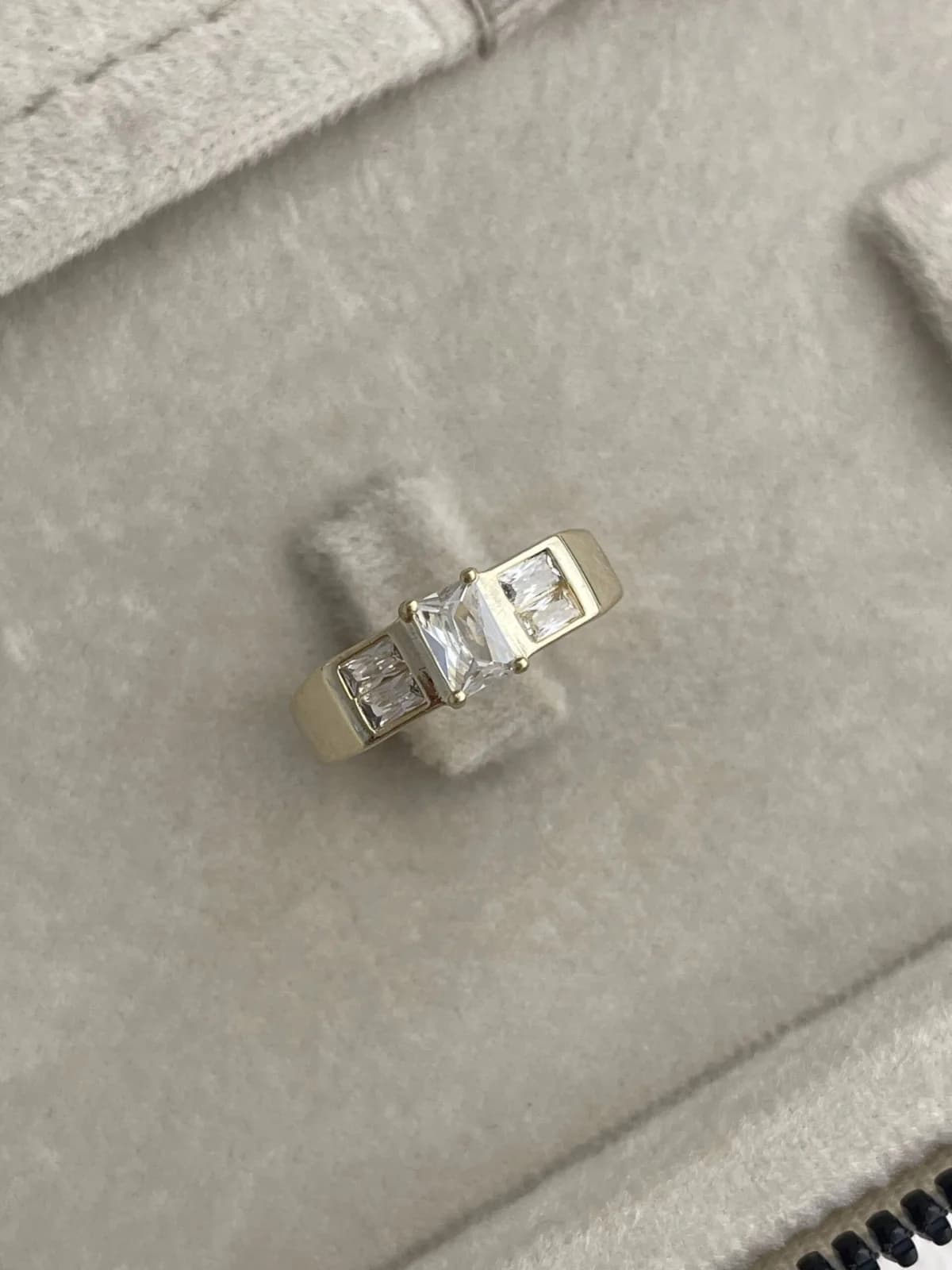 Özel Seri Tektaş Model Baget Taşlı Ayarlanabilir Gold Yüzük