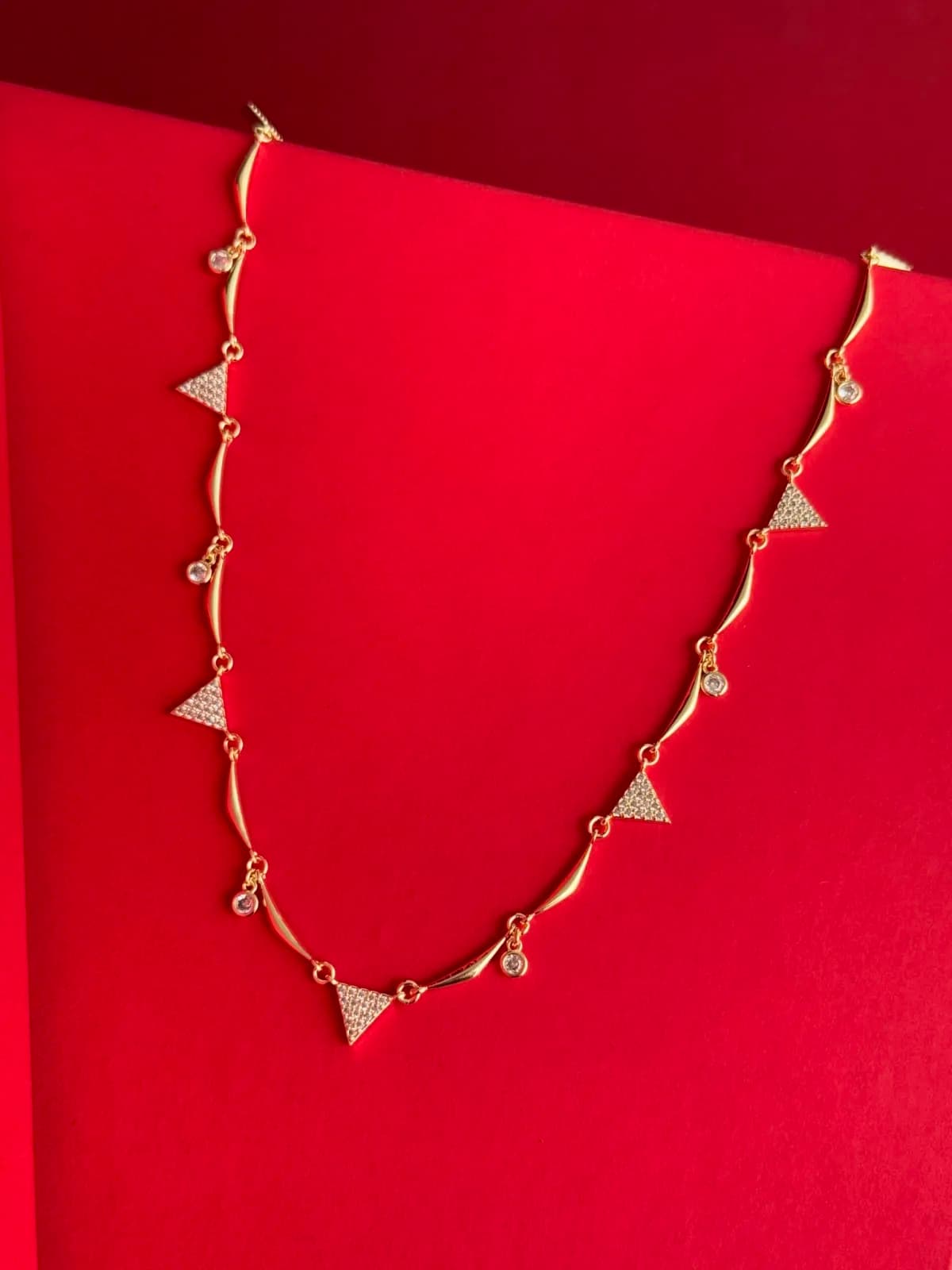 NS- Üçgen Tasarım Zirkon Taşlı Gold Kolye