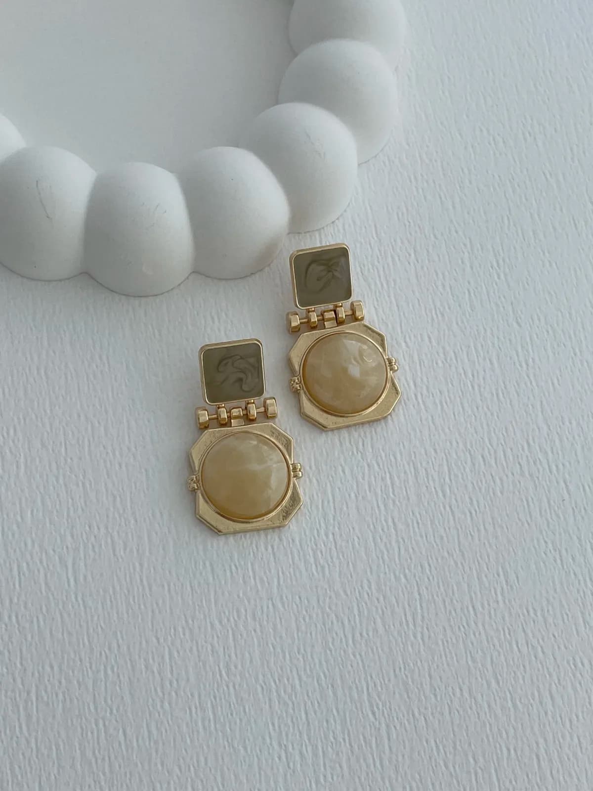 Özel Seri Krem &amp; Bej Kemik Detay İkili Kare Tasarım Gold Küpe