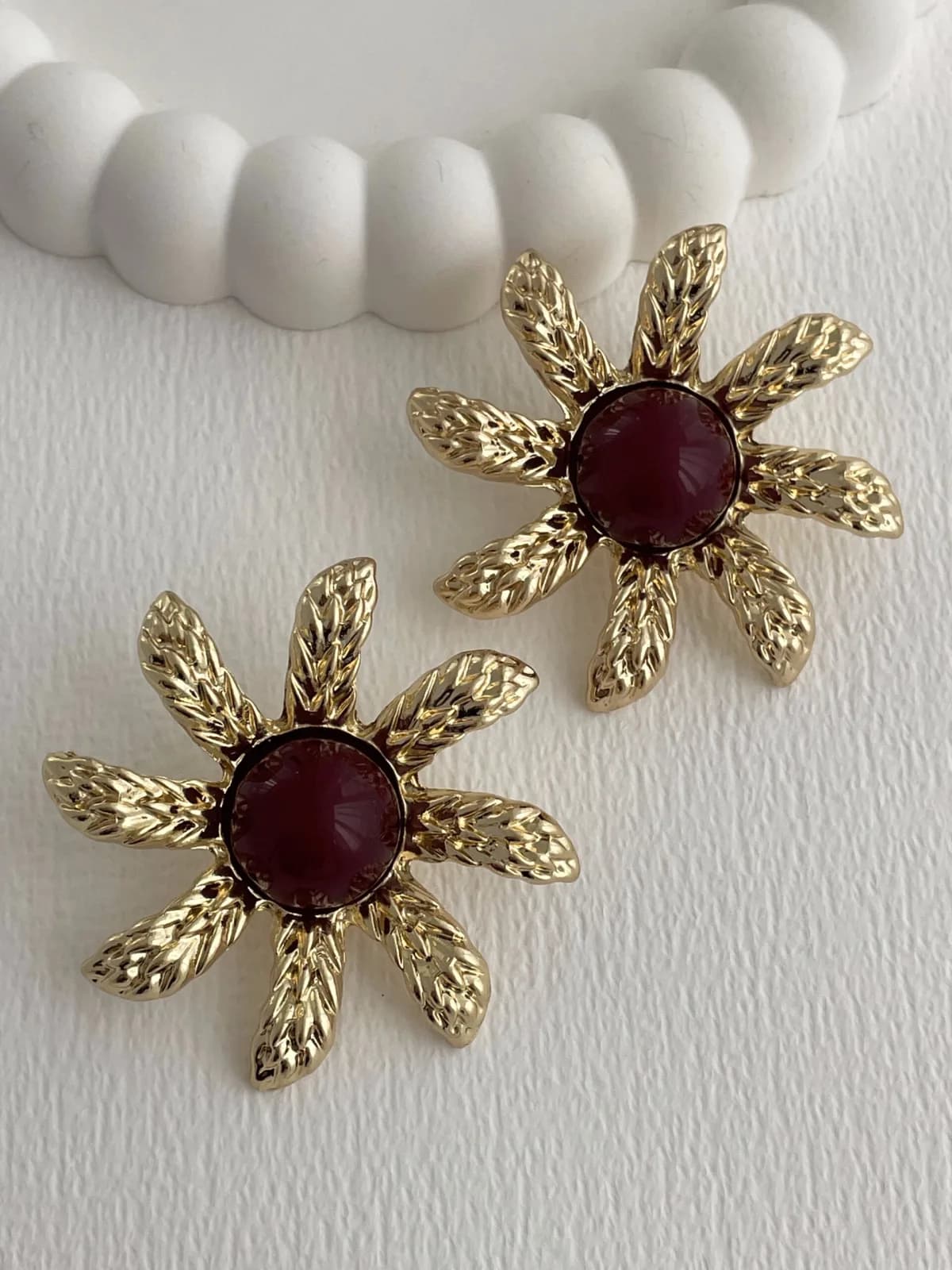 Özel Seri Desenli Çiçek Tasarım Bordo Mineli Gold Küpe