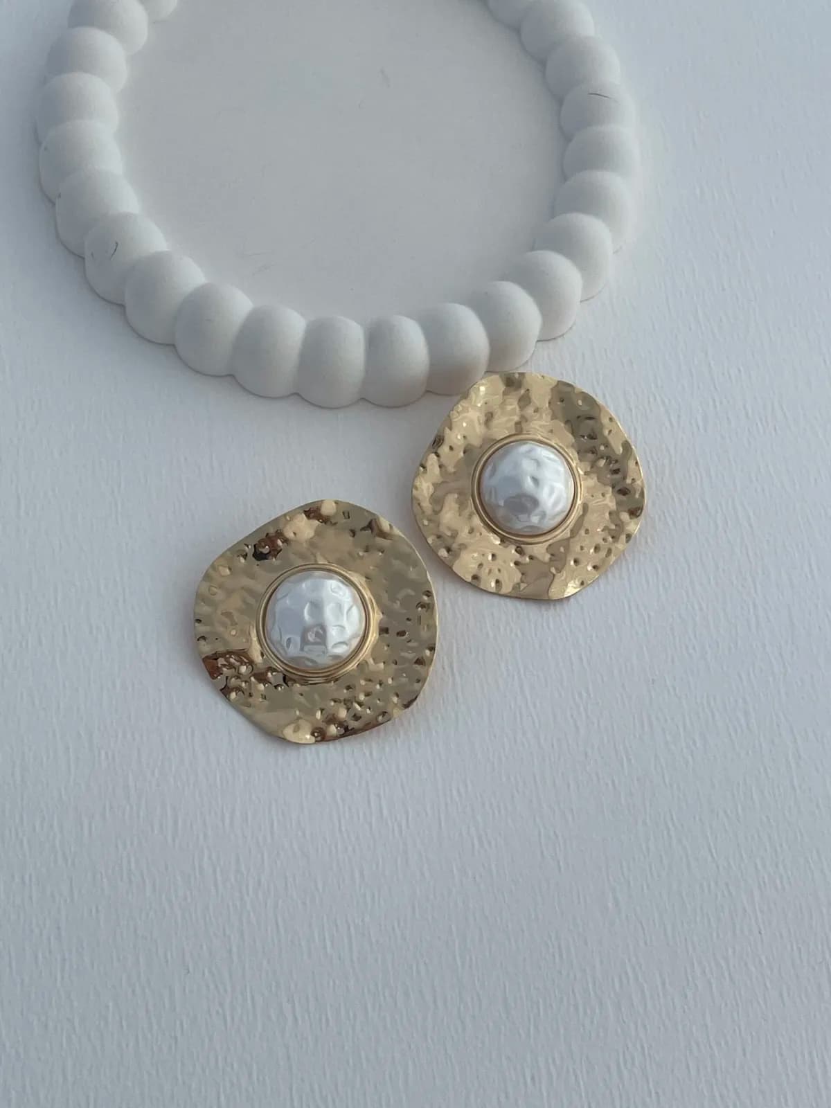 Özel Seri Desenli İnci Detay Yuvarlak Gold Küpe