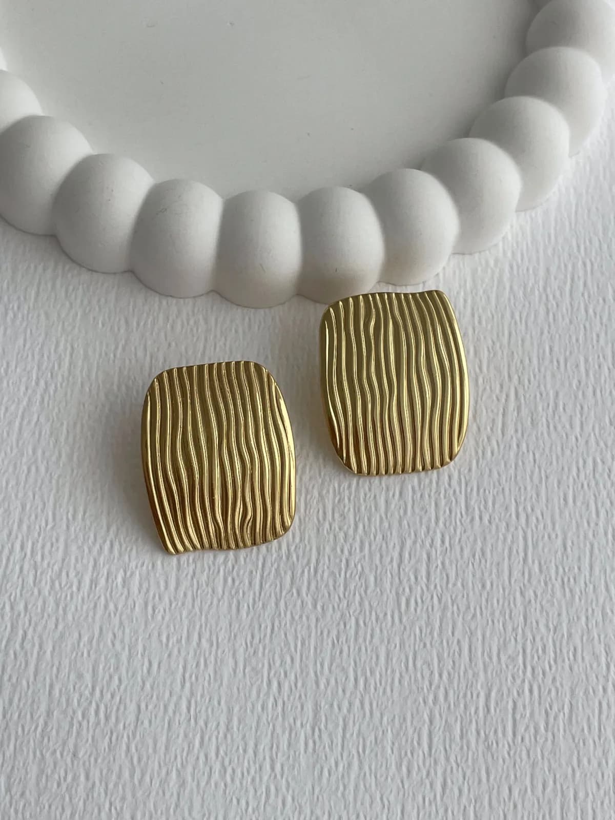 Çelik Dalgalı Desen Kare Gold Küpe