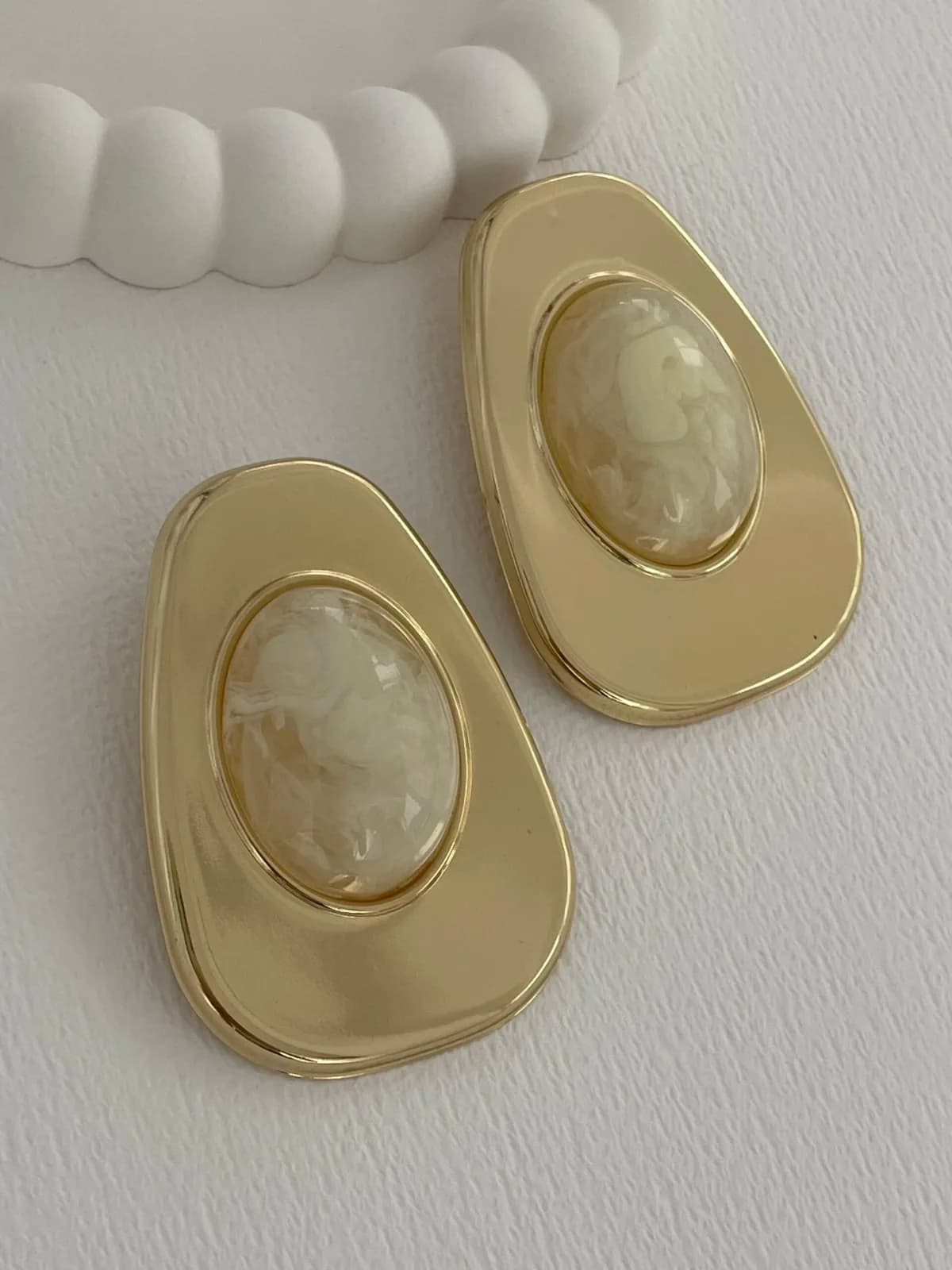 Özel Seri Krem Sedef Kemik Büyük Oval Tasarım Gold Küpe