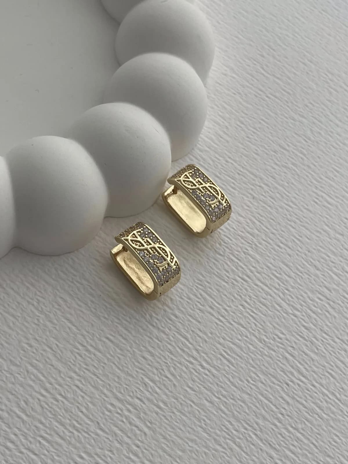 Özel Seri Marka Model Zirkon Taşlı Kare Gold Küpe
