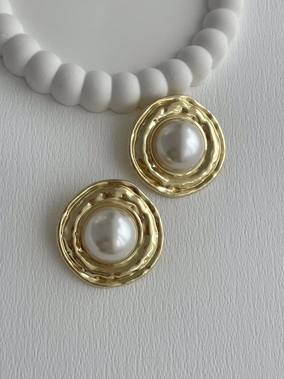 Özel Seri İnci Detay Etrafı Desenli Yuvarlak Gold Küpe
