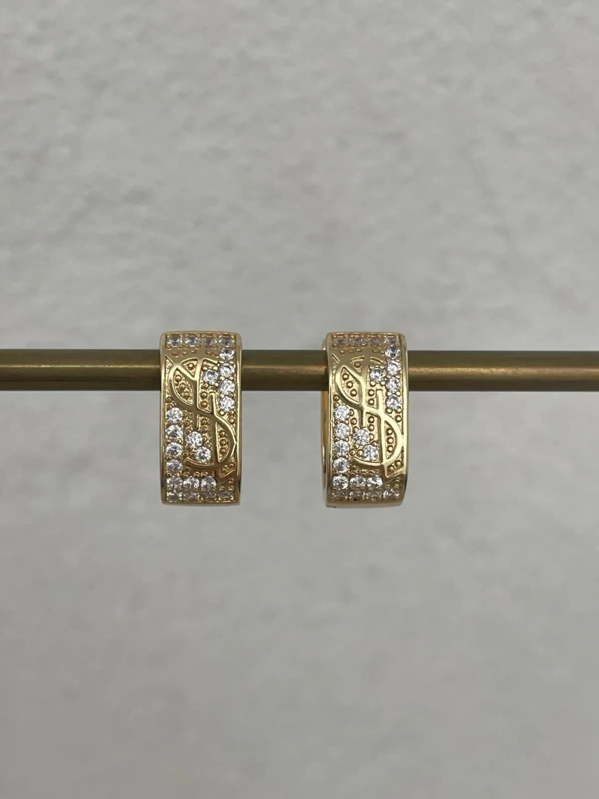 Özel Seri Marka Model Zirkon Taşlı Kare Gold Küpe