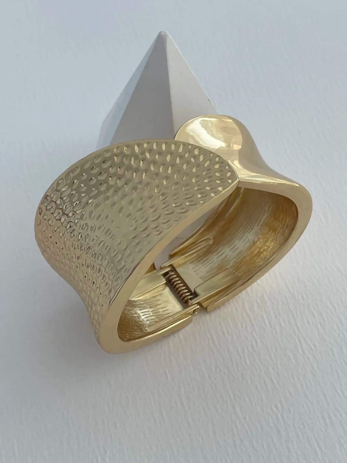 Özel Seri Yarısı Desenli Gold Kelepçe Bileklik