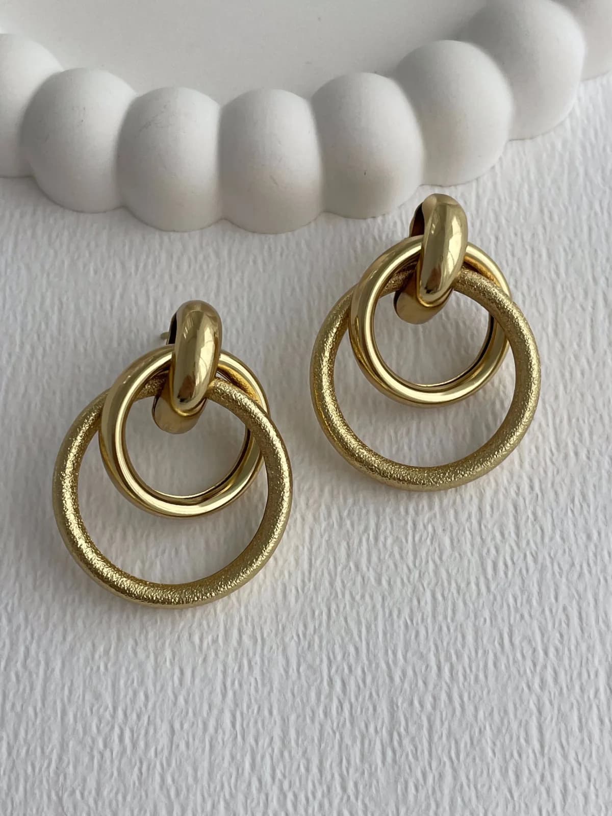 Çelik İç İçe Halka Tasarım Gold Küpe