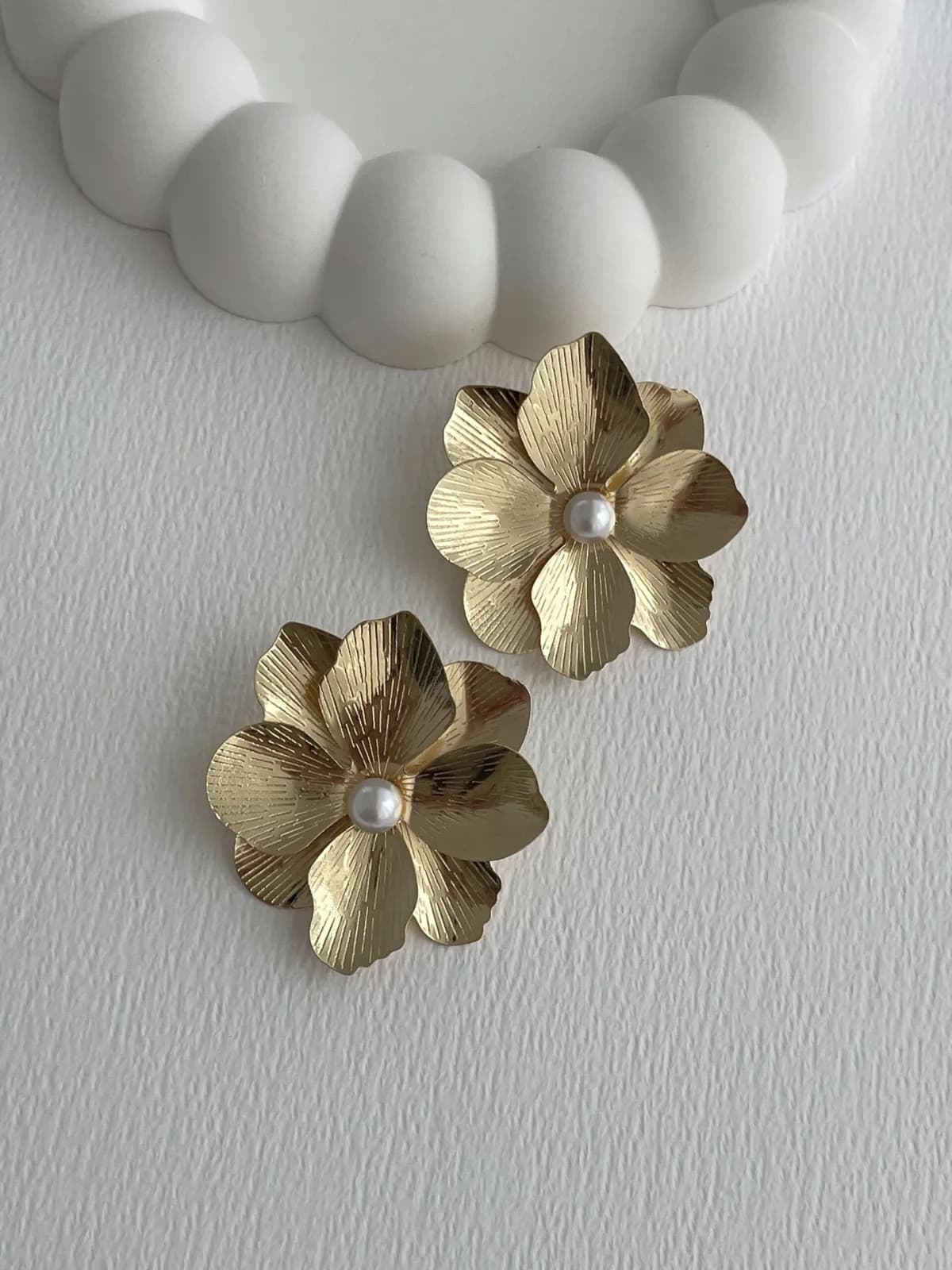 Özel Seri Desenli Çiçek Tasarım İnci Detay Gold Küpe