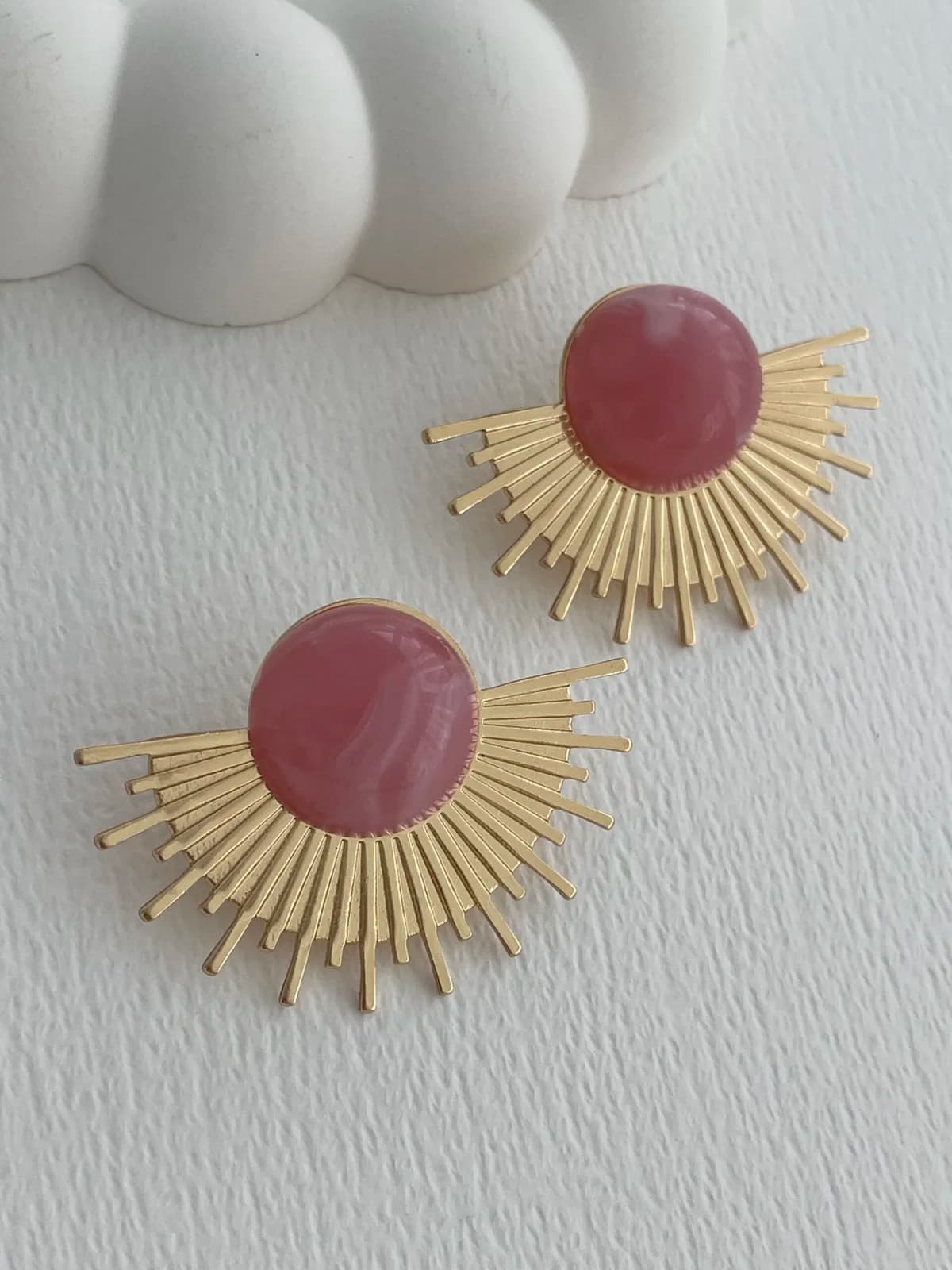 Özel Seri Pembe Mineli Yarım Güneş Tasarım Gold Küpe