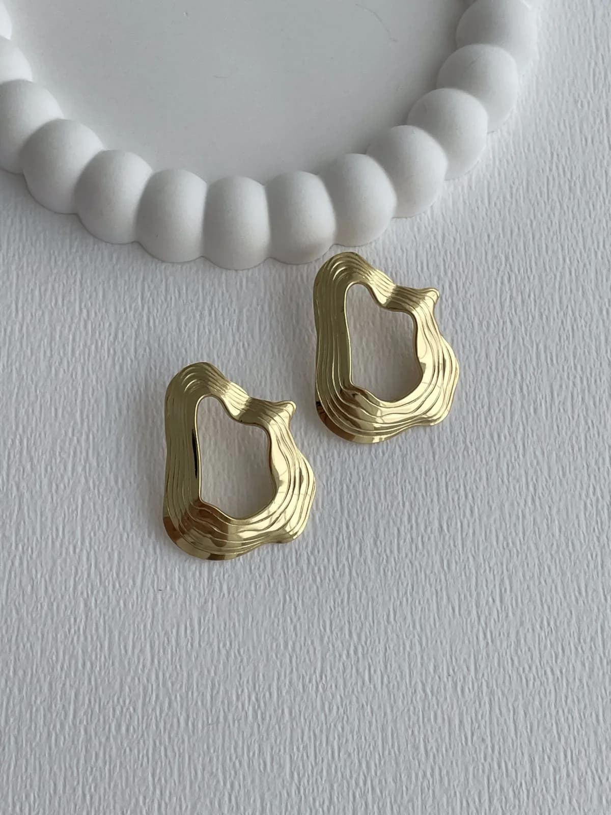 Çelik Desenli Soyut Tasarım Ortası Boş Gold Küpe