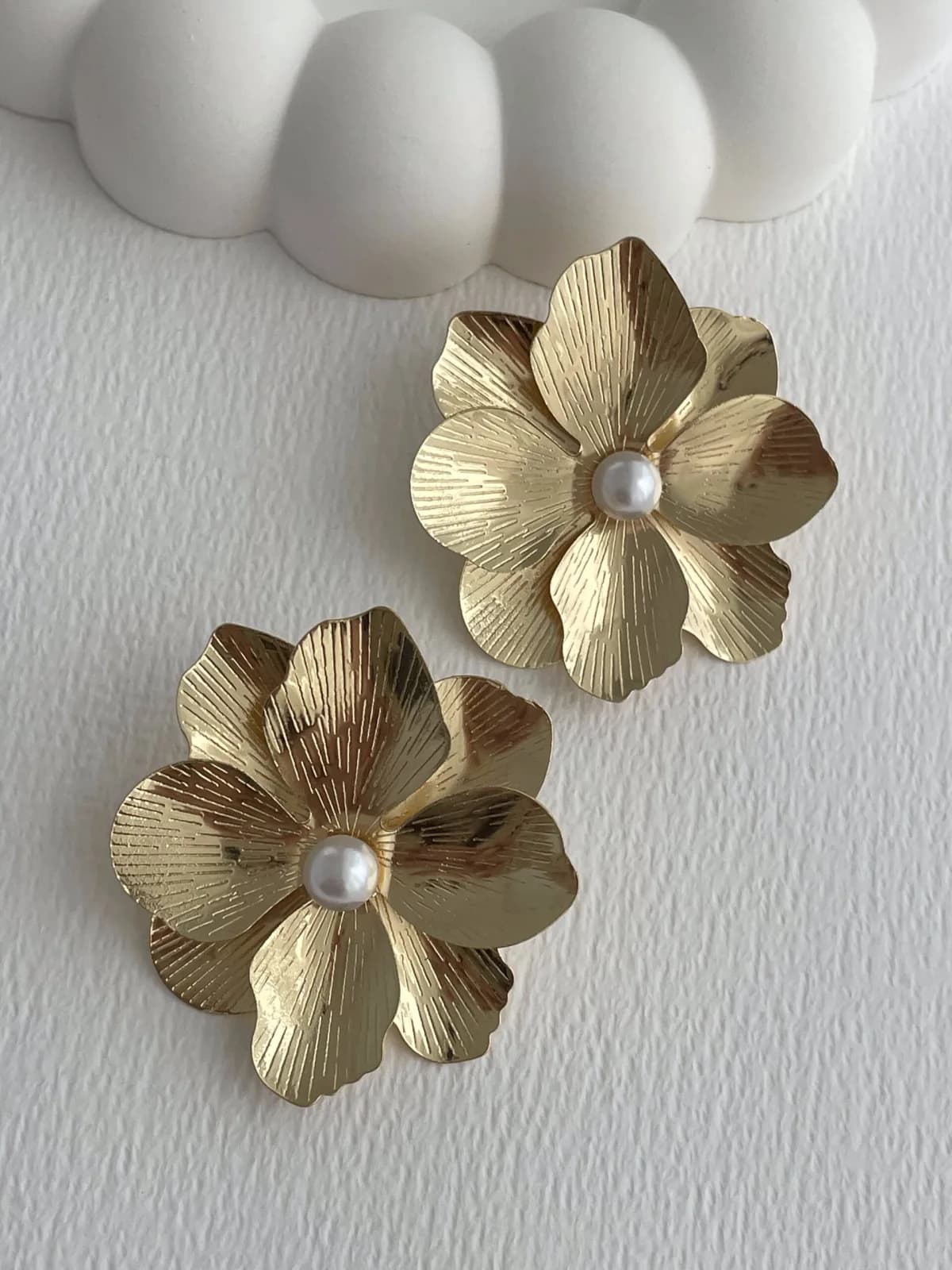 Özel Seri Desenli Çiçek Tasarım İnci Detay Gold Küpe