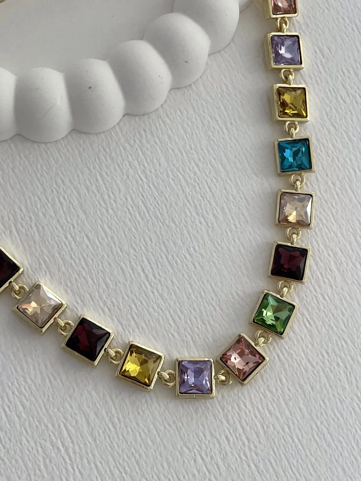 Özel Seri Kare Tasarım Renkli Baget Taş Detay Gold Kolye