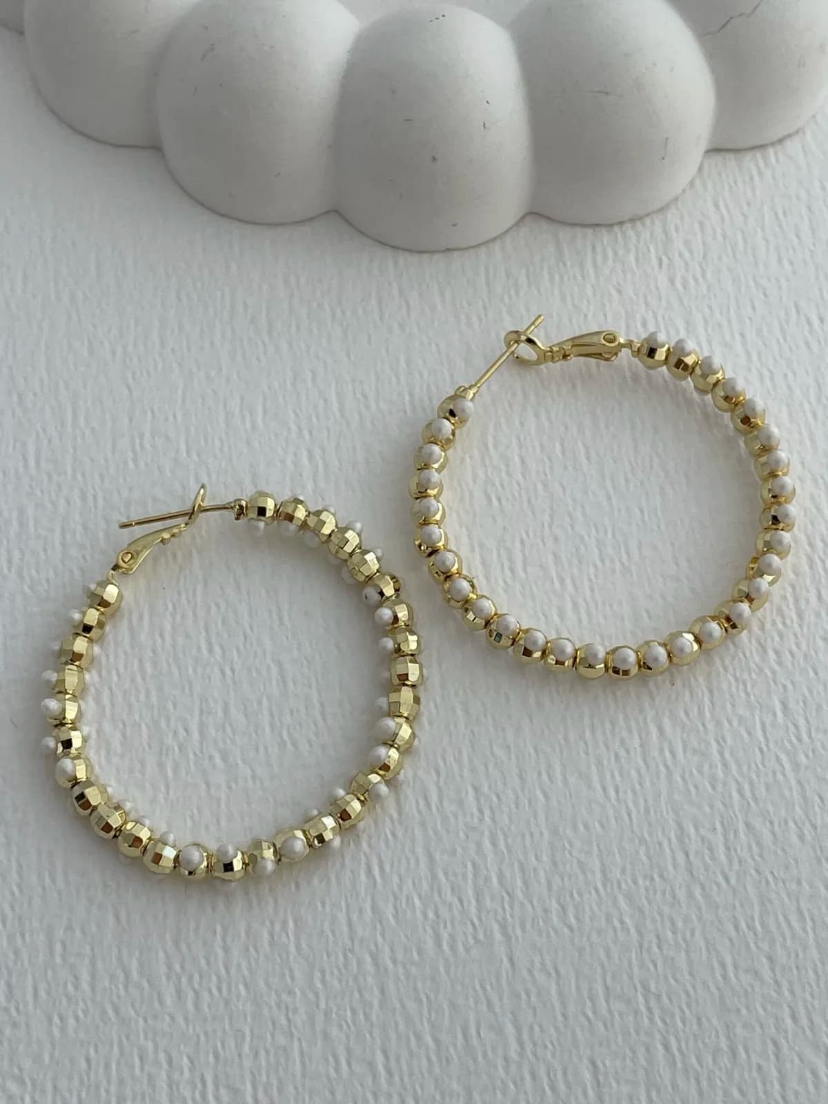 Özel Seri Beyaz İnci Detay Gold Büyük Halka Küpe