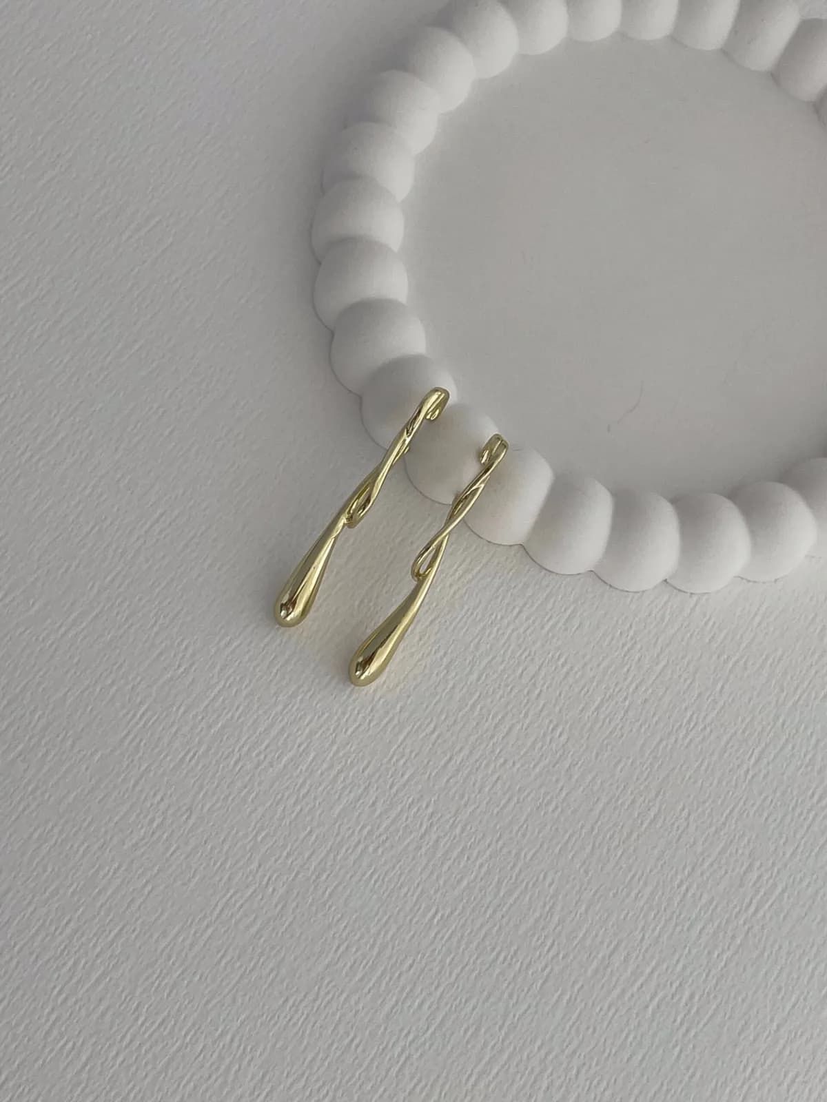 Özel Seri Kıvrım Detay Damla Tasarım Gold Küpe