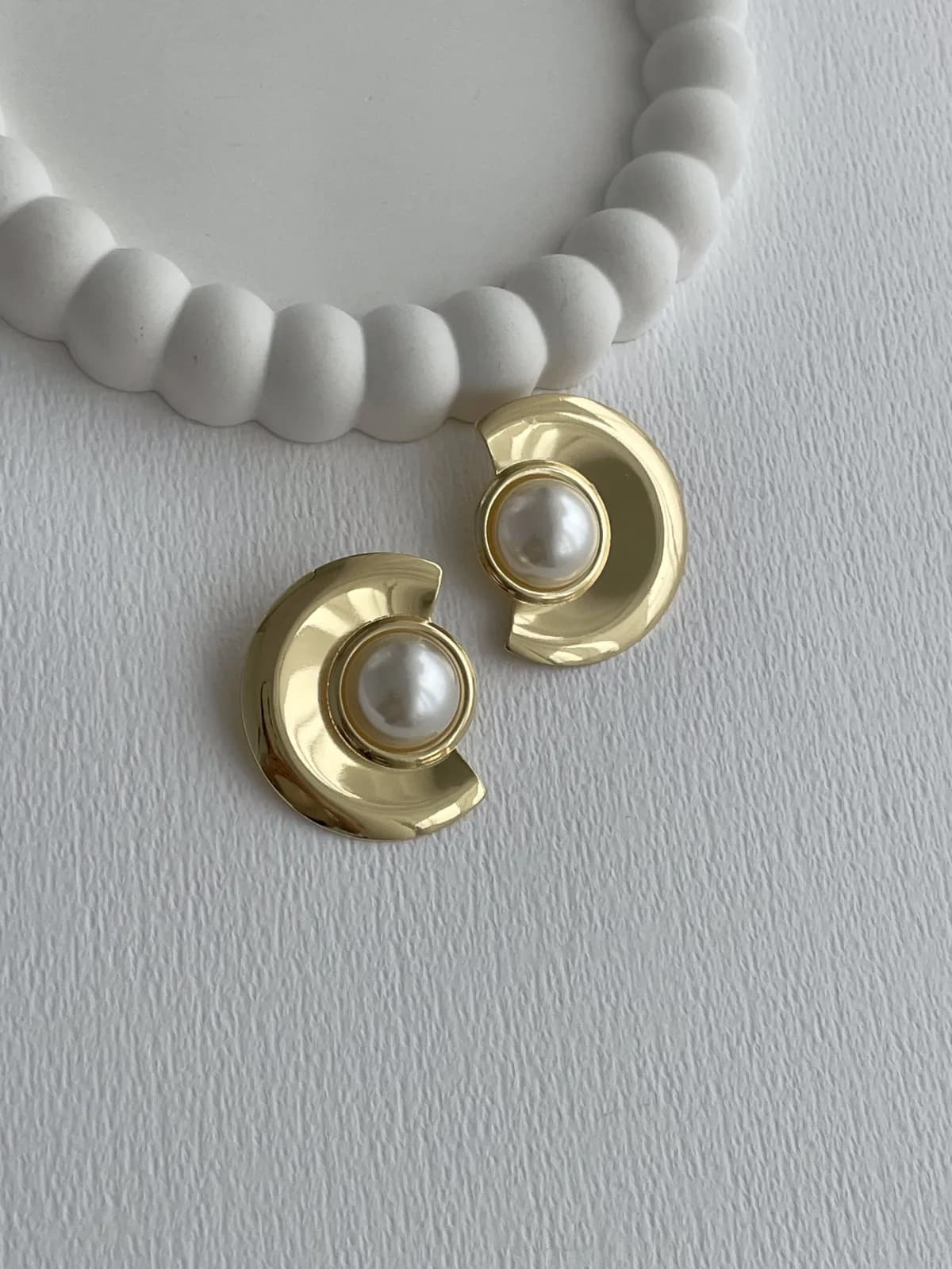 Özel Seri İnci Top Detay Yarım Oval Gold Küpe