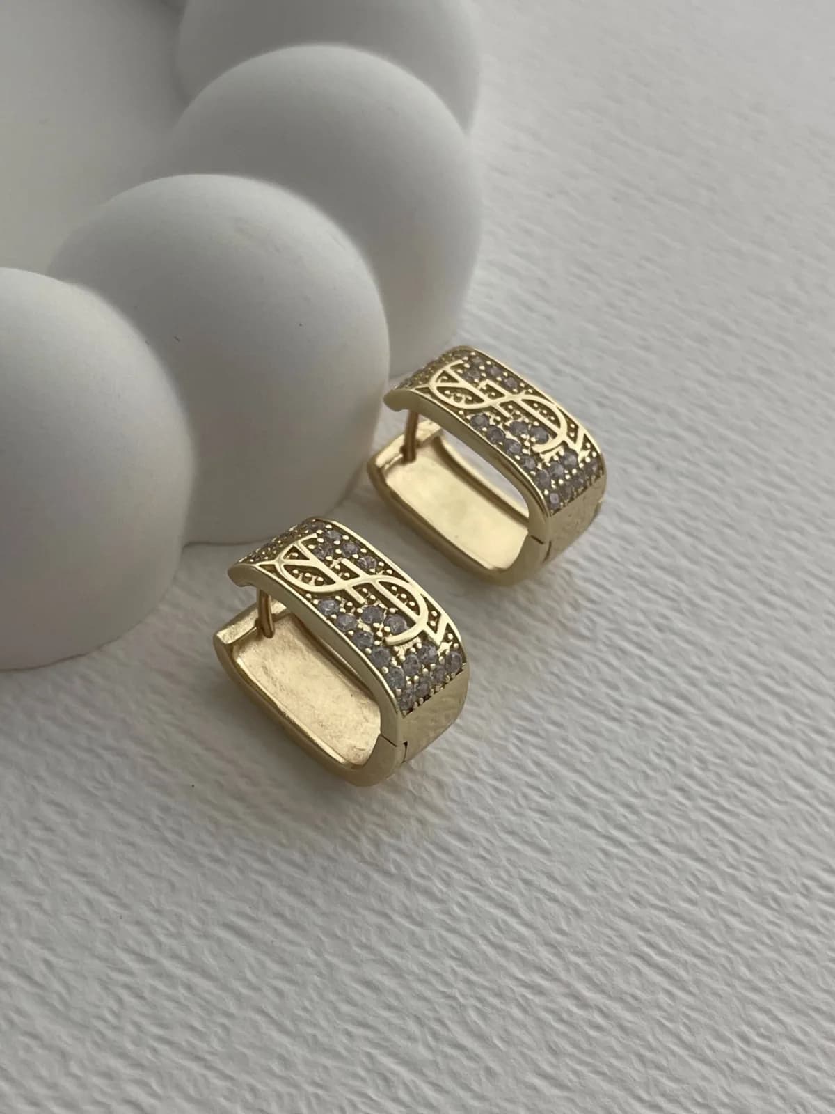 Özel Seri Marka Model Zirkon Taşlı Kare Gold Küpe