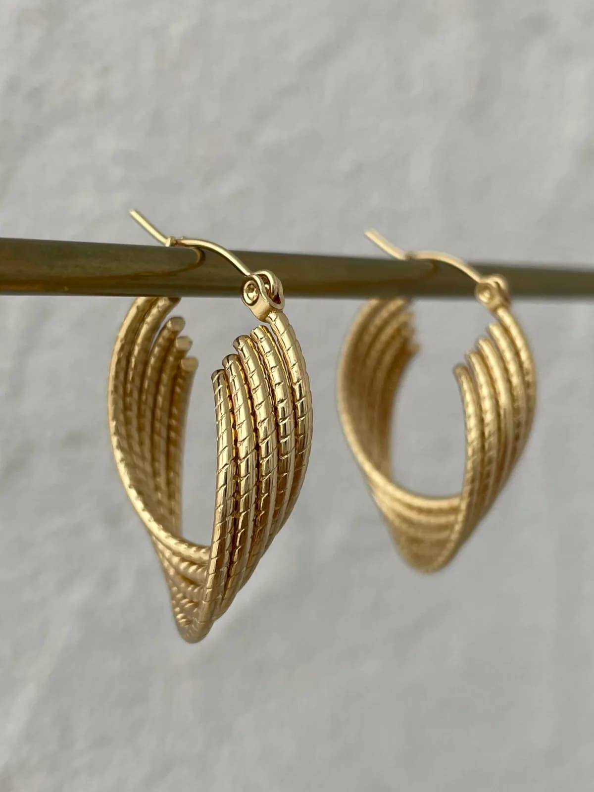 Çelik Kesik Çubuk Sarmal Tasarım  Gold Küpe
