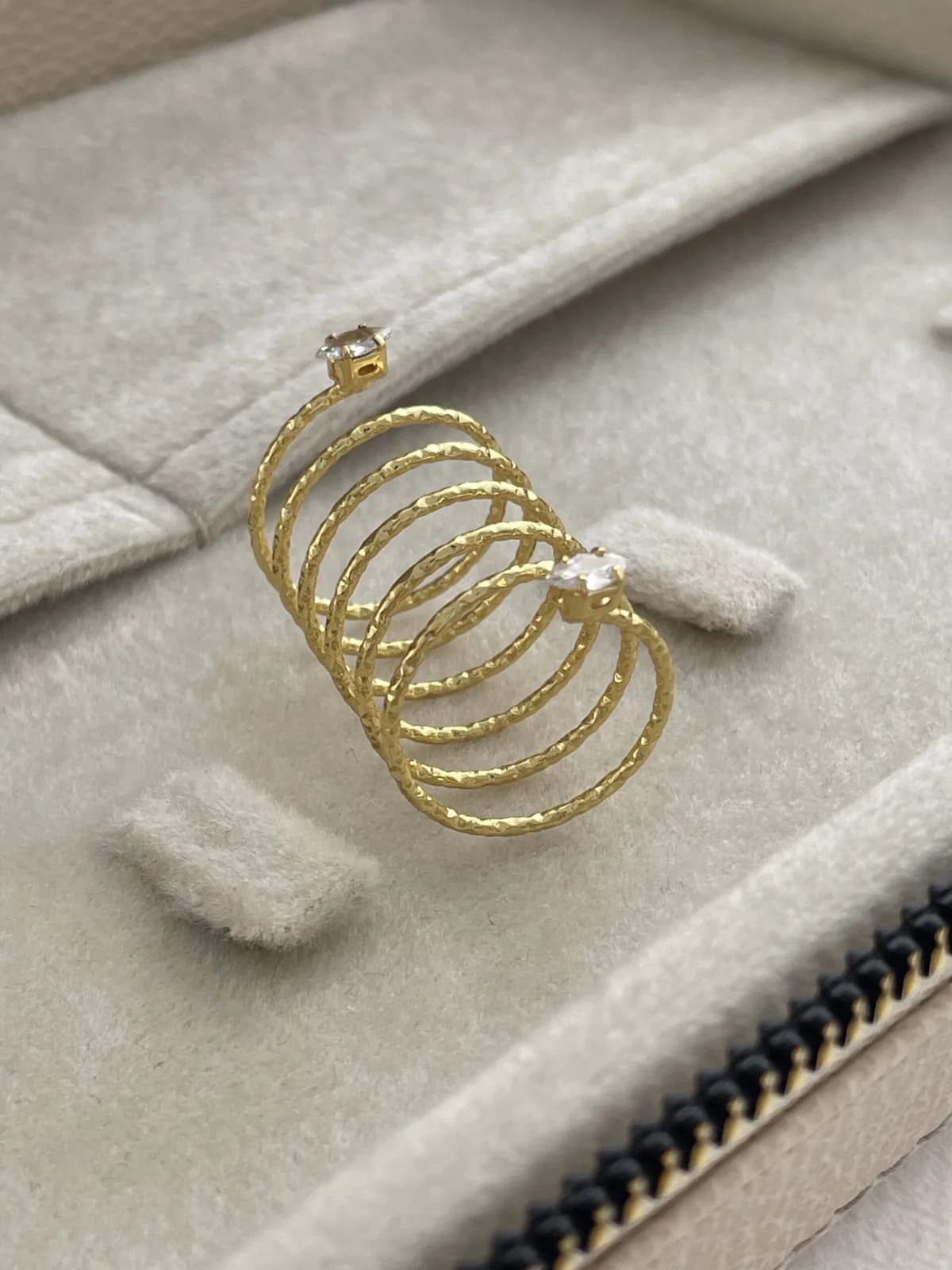 Özel Seri Damla Baget Taşlı Spiral Tasarım Gold Yüzük