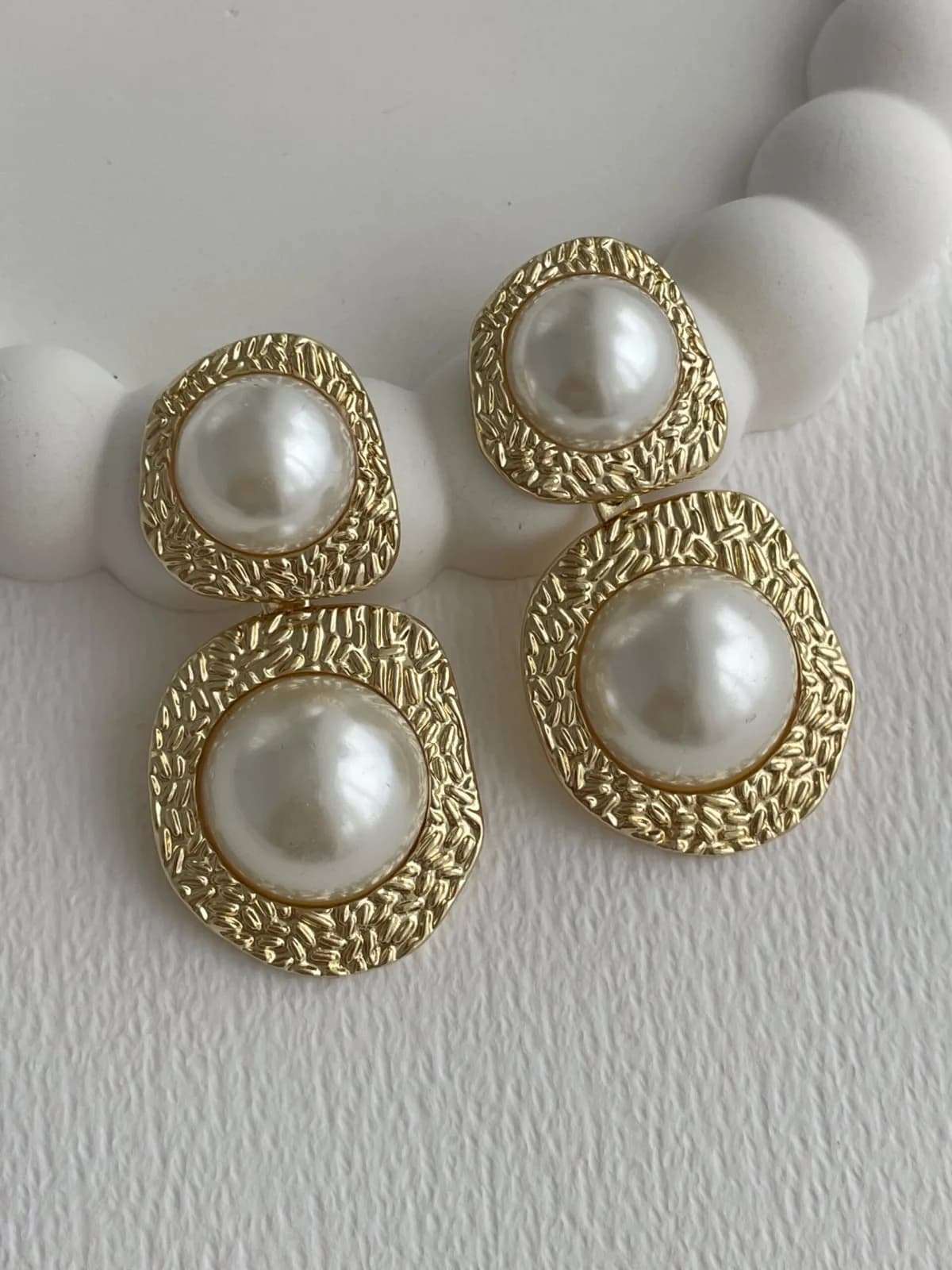 Özel Seri Etrafı Desenli İnci Top Detay Gold Küpe