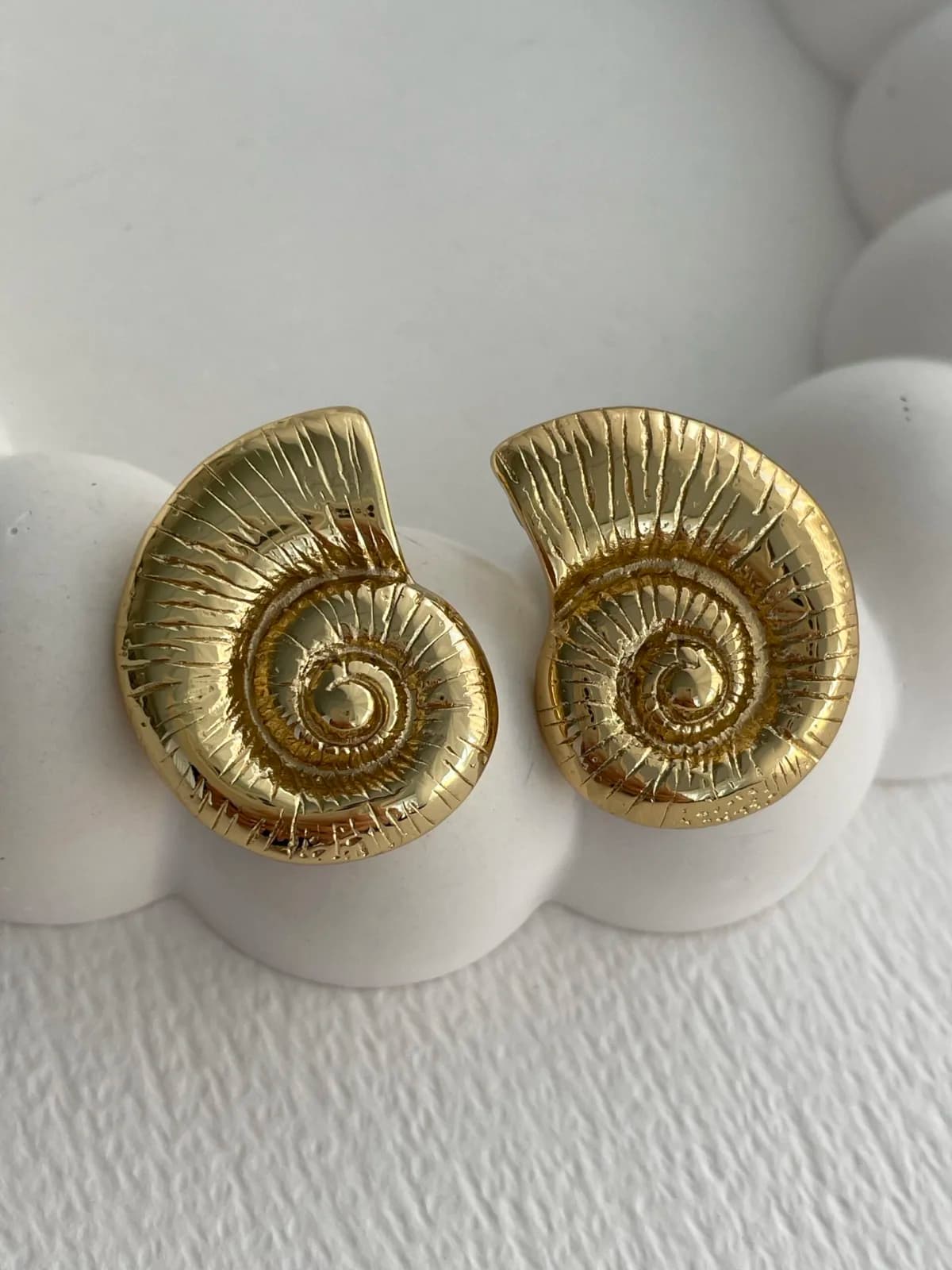 Çelik Deniz Kabuğu Gold Küpe