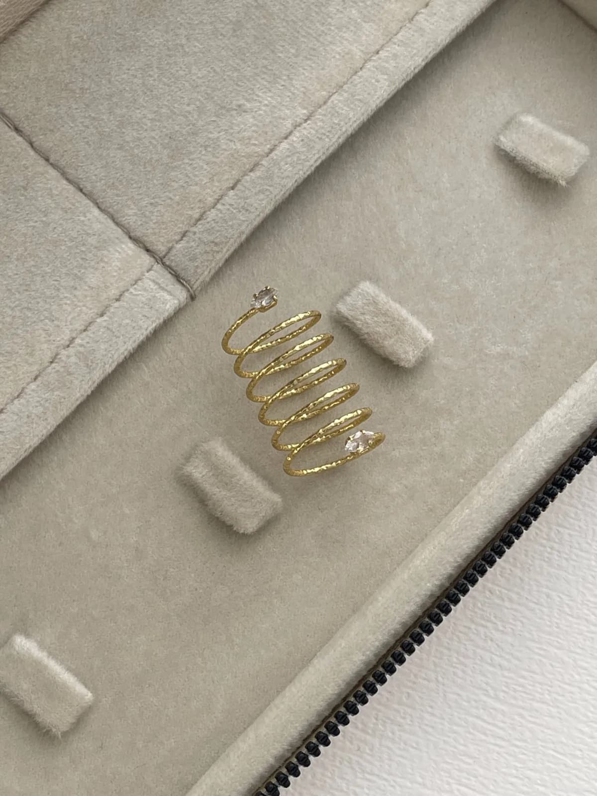 Özel Seri Damla Baget Taşlı Spiral Tasarım Gold Yüzük