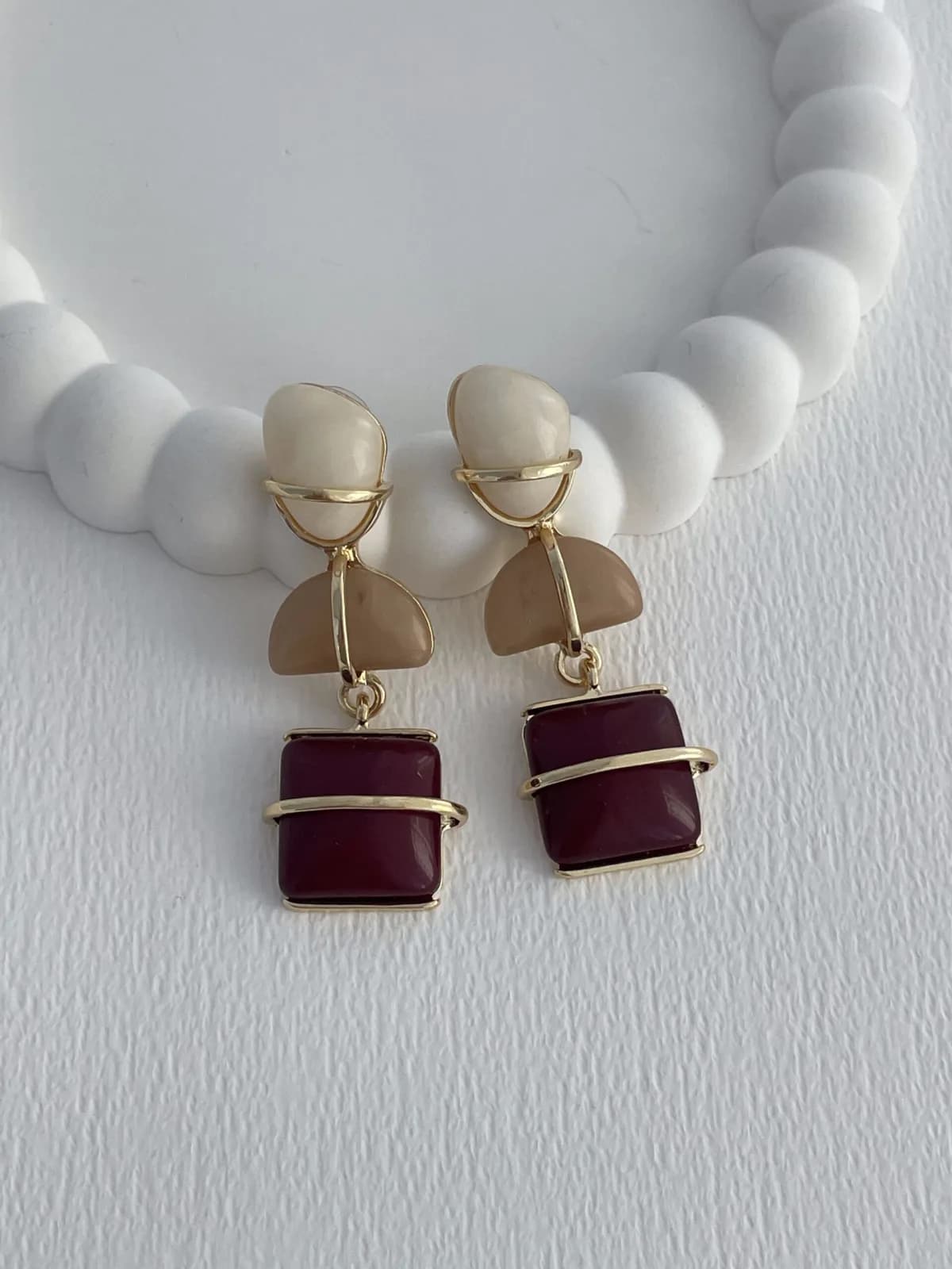 Özel Seri Sallantılı Bordo & Bej Taş Tasarım Gold Küpe