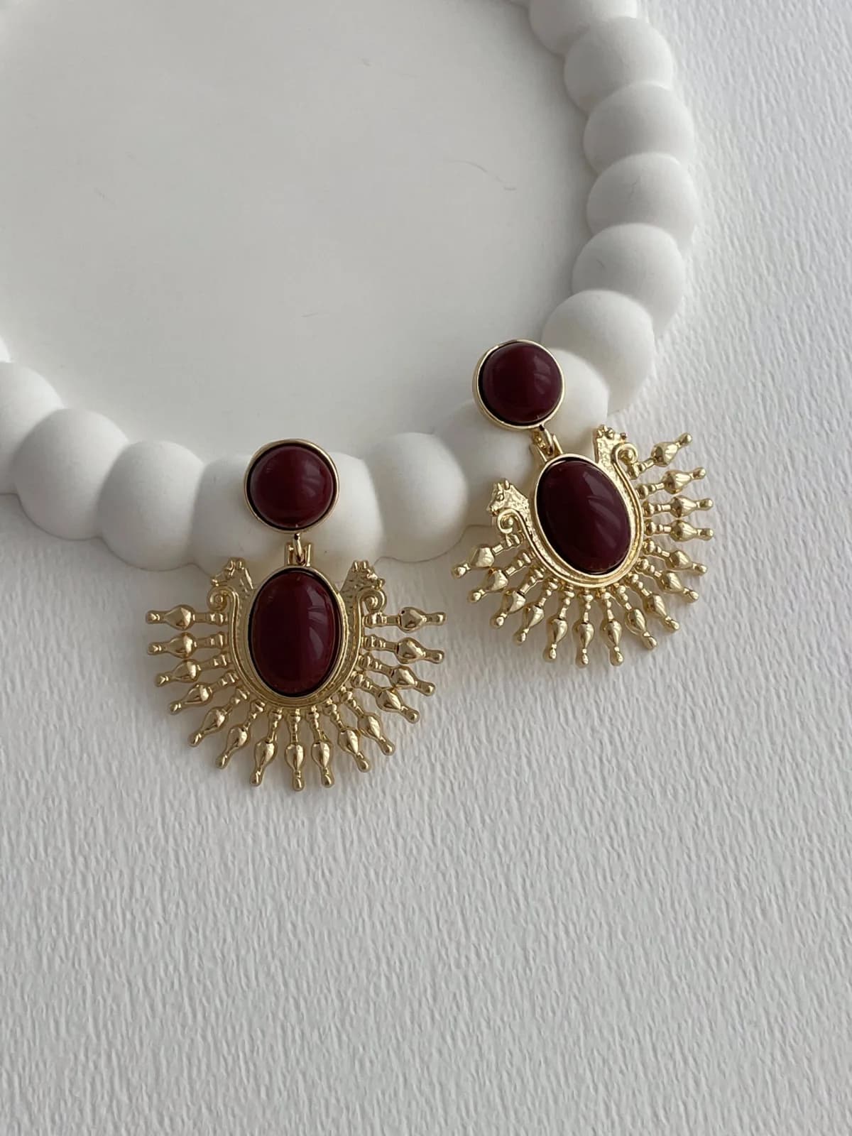 Özel Seri Sallantılı Bordo Mineli Güneş Tasarım Gold Küpe