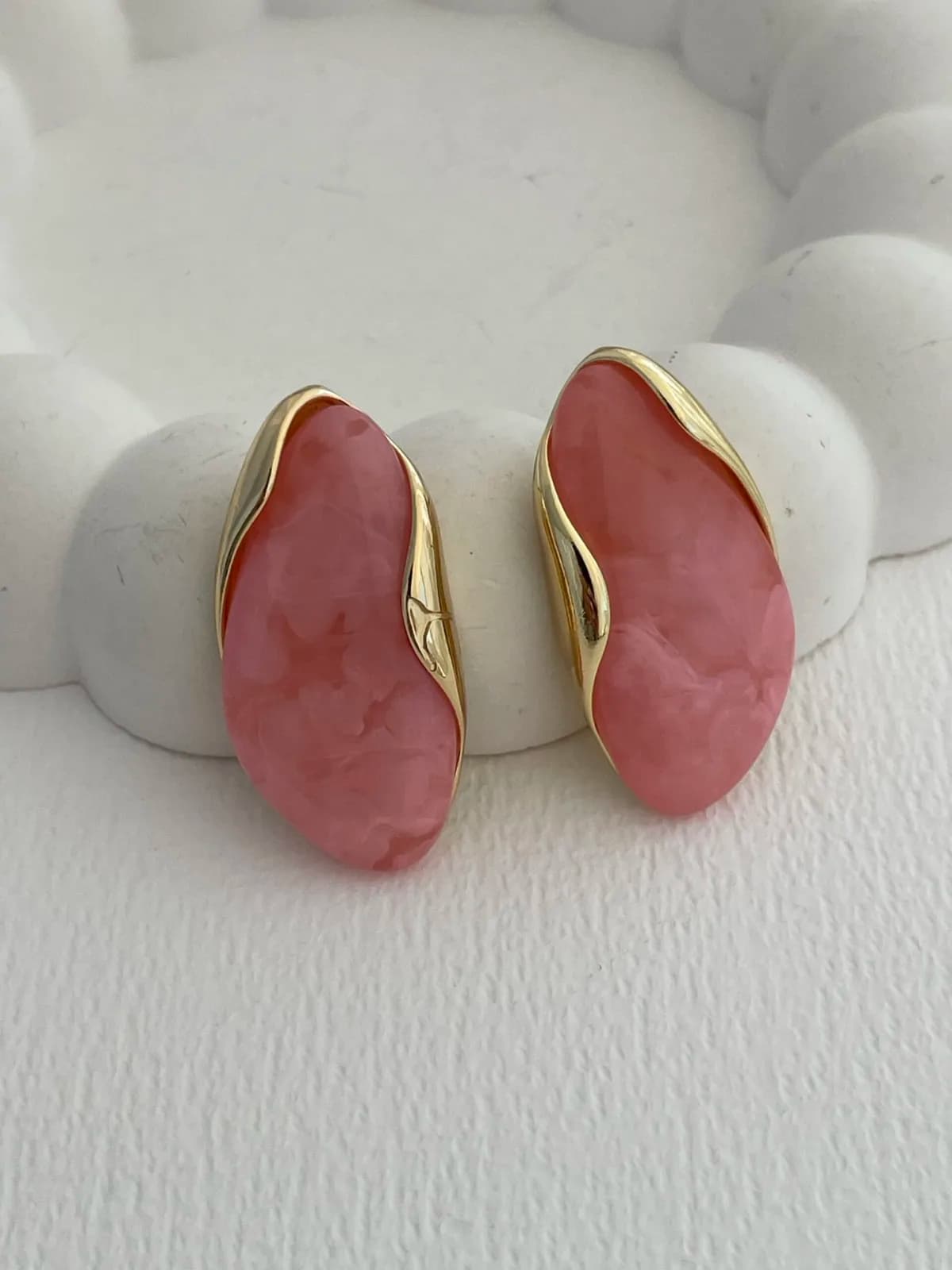 Özel Seri Asimetrik Kıvrım Gold Detay Pembe Küpe