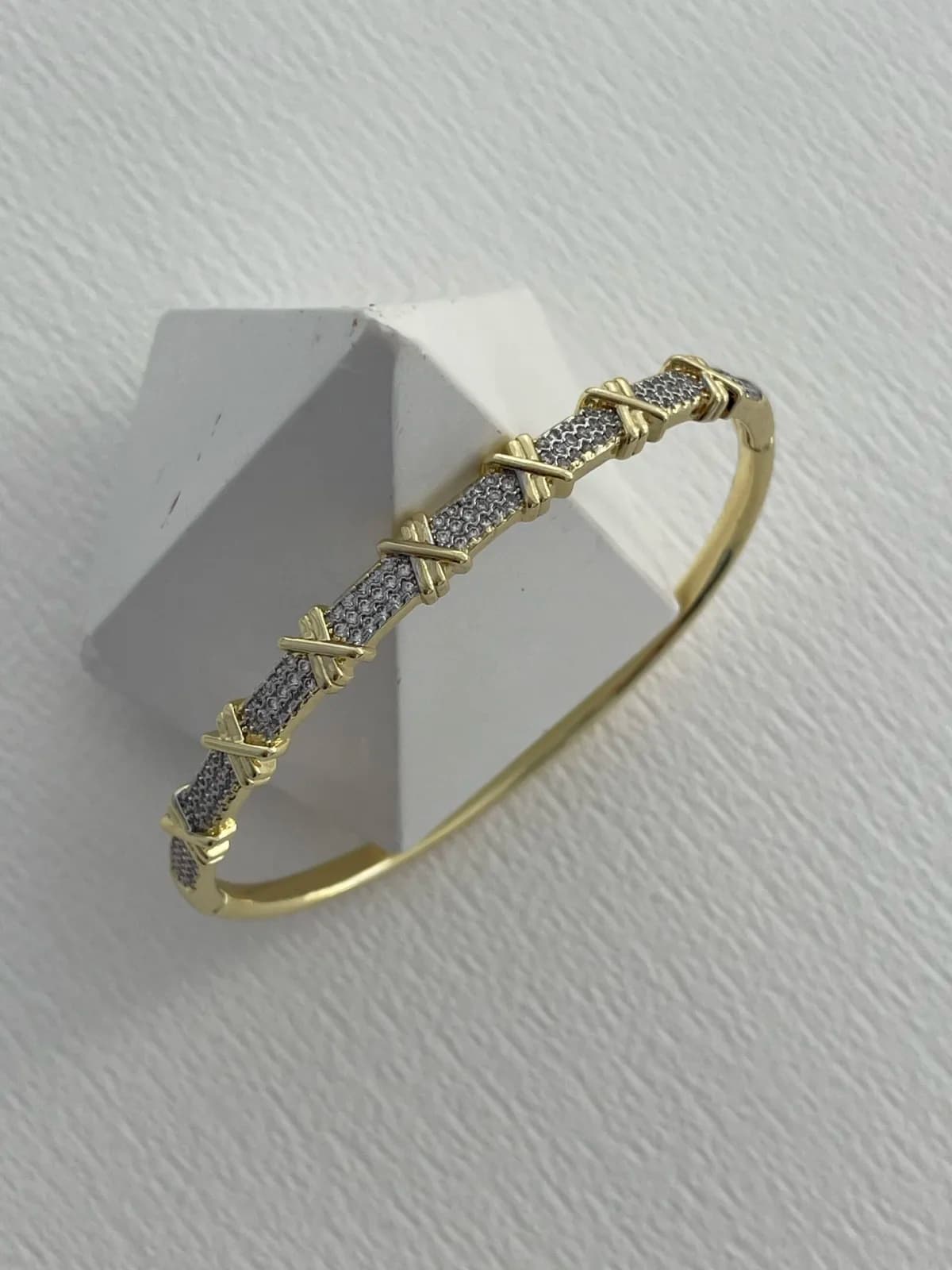 Özel Seri Zirkon Taşlı X Tasarım Gold Kelepçe Bileklik