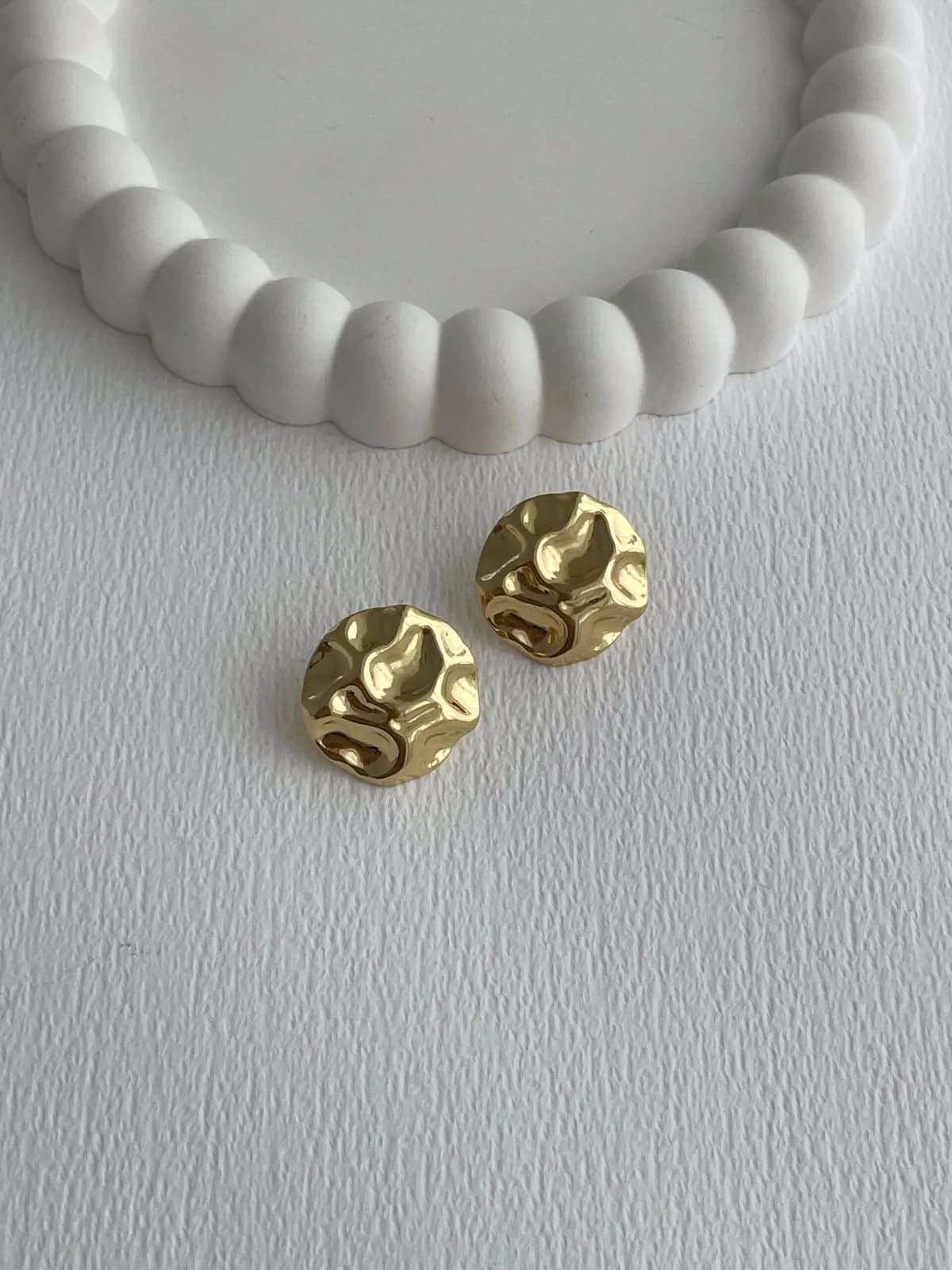 Çelik Soyut Tasarım Yuvarlak Gold Küpe