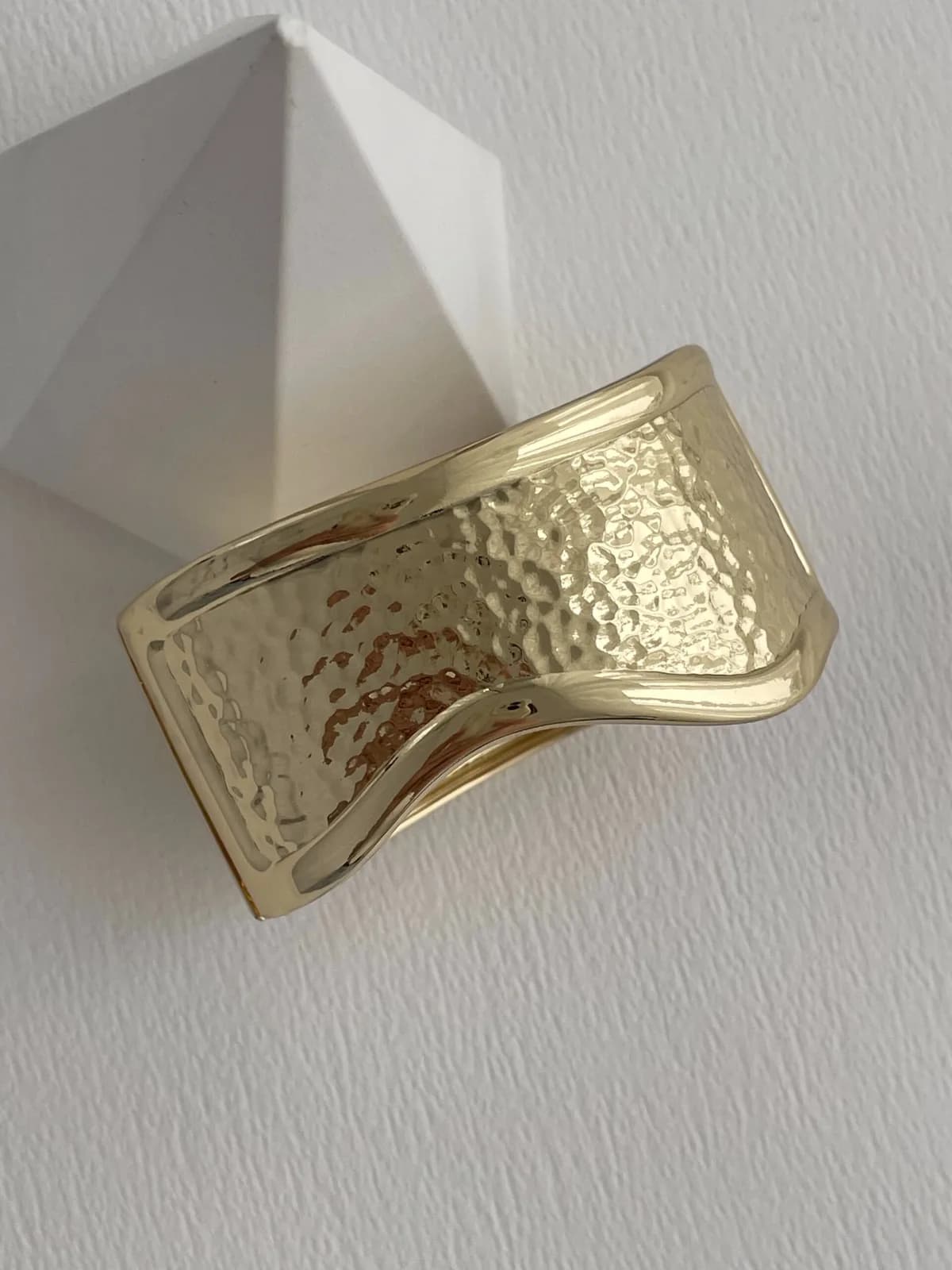 Özel Seri Desenli Kıvrım Tasarım Gold Kelepçe Bileklik