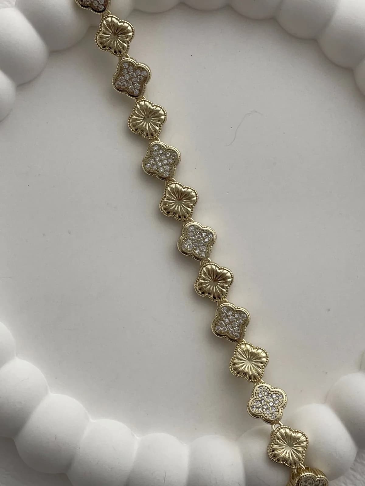 Özel Seri Marka Model Yonca Tasarım Zirkon Taşlı Desenli Gold Bileklik