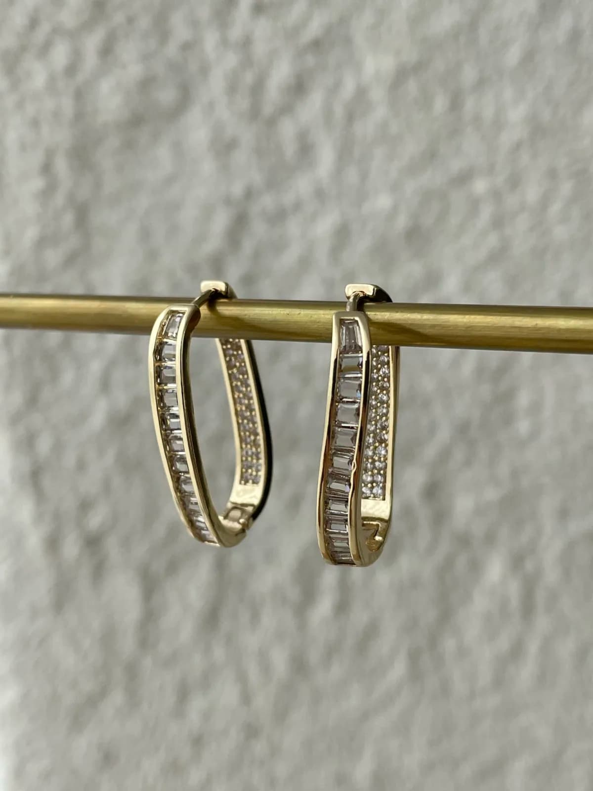 Özel Seri Baget Taşlı Asimetrik Tasarım Gold Marka Küpe